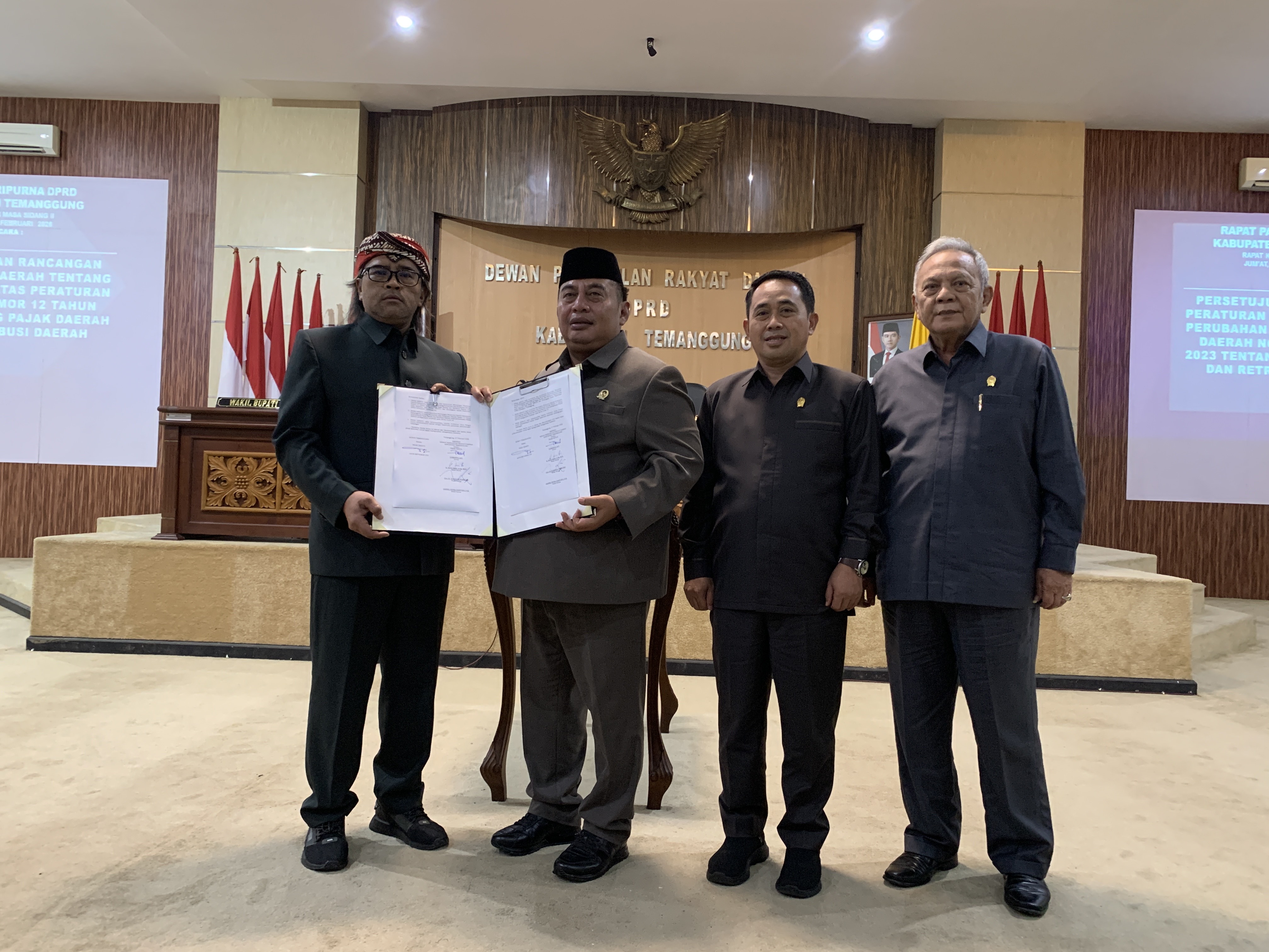 Bupati Agus Setyawan dan para pimpinan DPRD Temanggung usai menandatangani persetujuan raperda tentang pajak daerah dan retribusi daerah di ruang rapat paripurna, Jumat (27/2/2026).