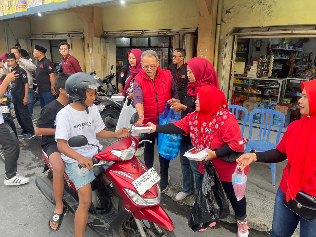 Anggota DPR RI Wibowo Prasetyo dan relawan WP saat berbagi takjil kepada para pengguna jalan di perempatan Blabak, Kabupaten Magelang, Jumat (27/2/2026). 