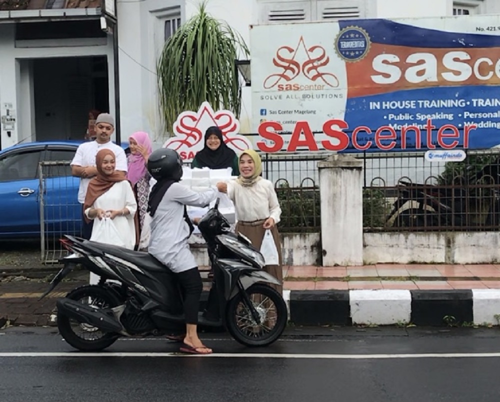 SAS Center Magelang membagikan sejumlah takjil kepada pengguna jalan Pangeran Diponegoro No. 8 di depan Kantor SAS Center, Magelang, Jumat (27/2/2026).