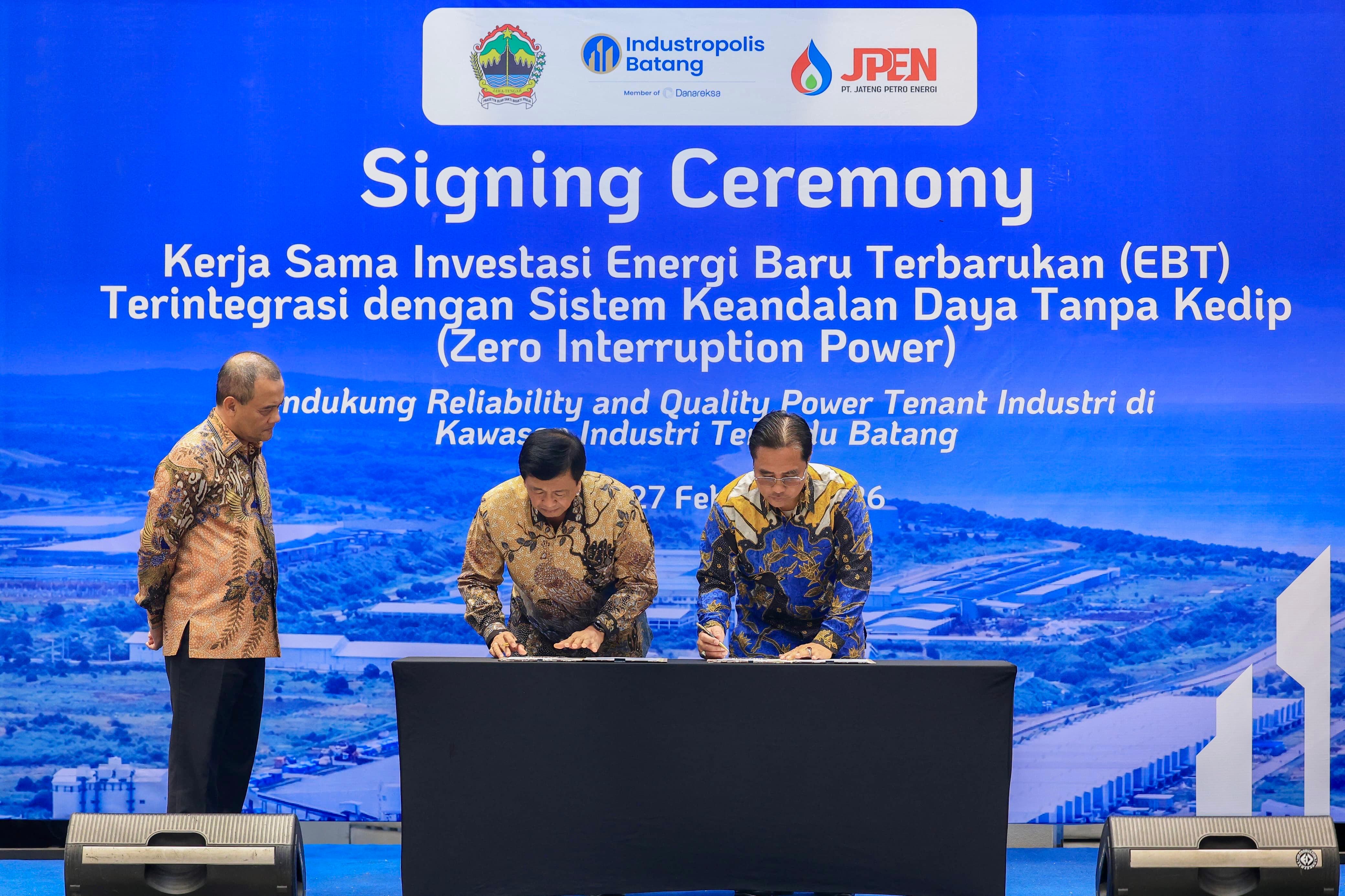 Gubernur Ahmad Luthfi menyaksikan penandatanganan  PT Jateng Petro Energi (JPEN), dengan KITB,MoU Non-Disclosure Agreement (NDA) untuk investasi layanan energi baru terbarukan, Jumat (27/2/2026) sore.