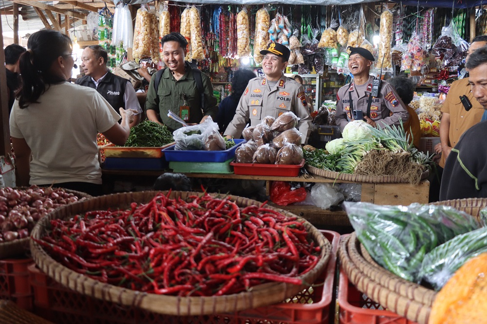 Kapolres Magelang Kota AKBP Dikri Olfandi bersama tim melakukan pantauan harga kebutuhan pokok di pasar tradisional di Kota Magelang.  