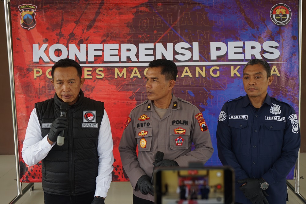 Kasat Resnarkoba Polres Magelang Kota Iptu Narto menunjukkan barang bukti sabu dan pil ekstasi.