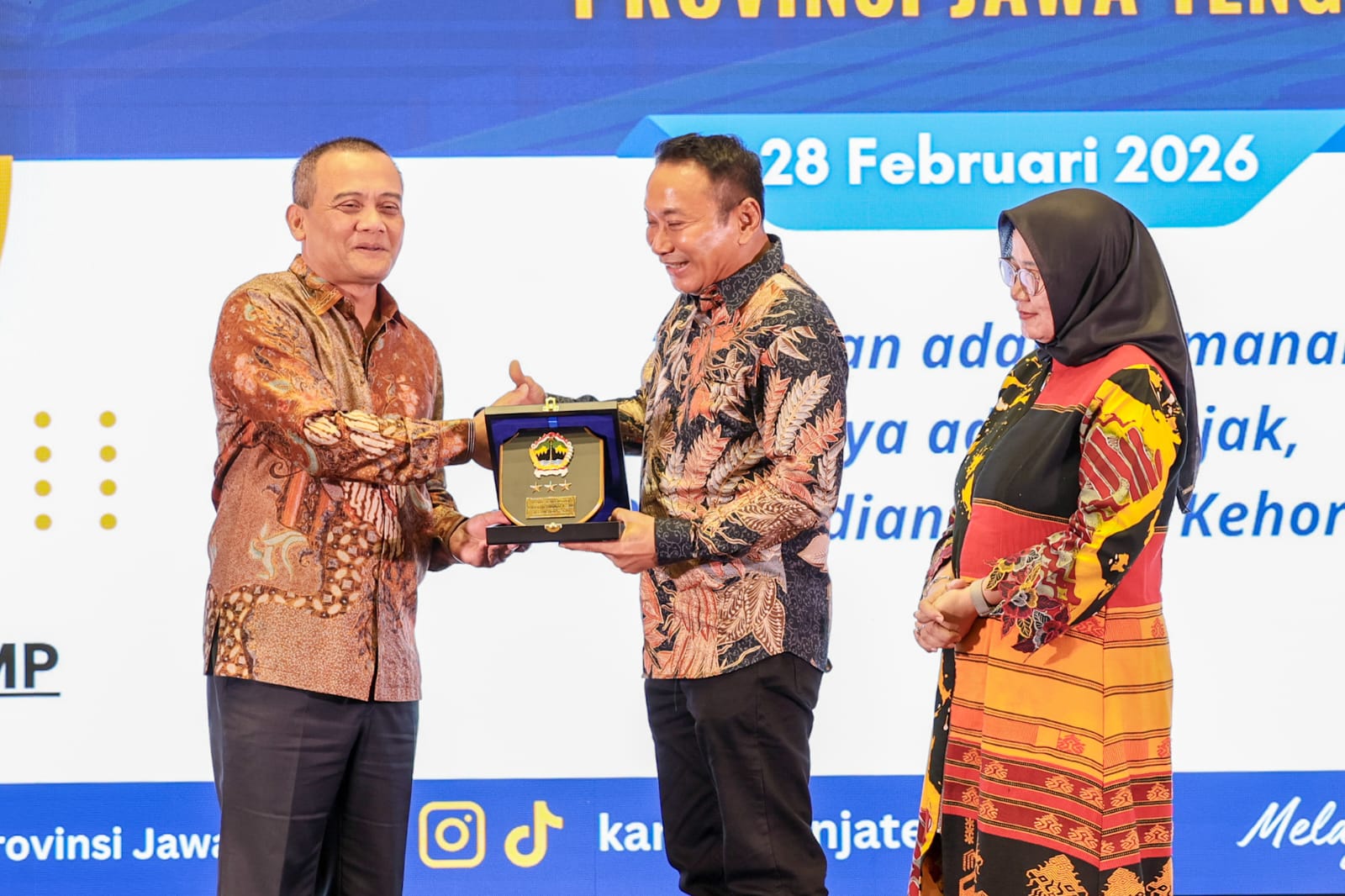 Gubernur Ahmad Luthfi menyerahkan cendera mata pelepasan jabatan Kepala Kanwil ATR/BPN Jawa Tengah, Lampri, di Hotel Gumaya, Kota Semarang, Sabtu (28 /2/2026).
