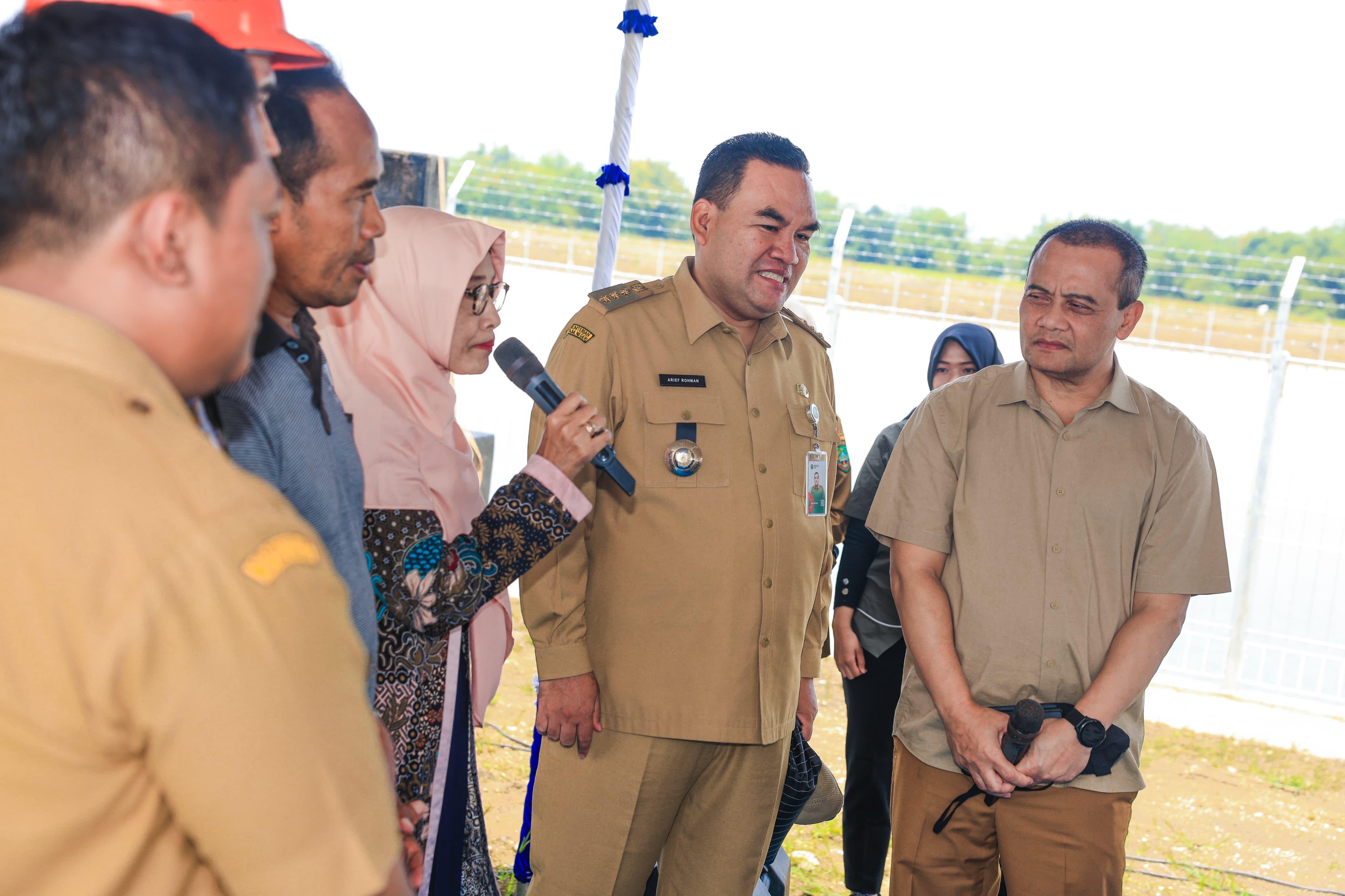 Gubernur Ahmad Luthfi berdialog dengan warga di sela peresmian 2 embung di Dukuh Nglawiyan Kelurahan Karangjati, Kec/Kabupaten Blora, Senin (2/3/2026).