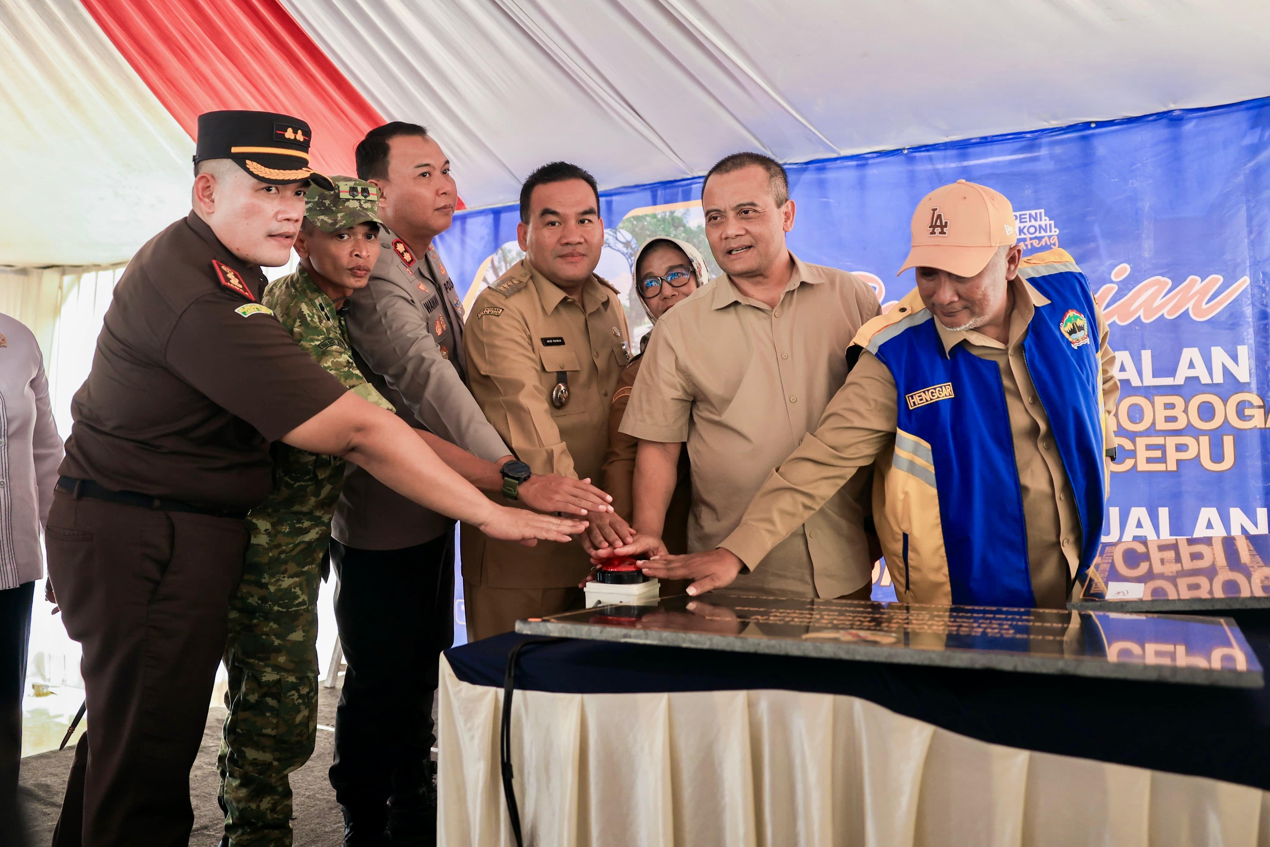 Gubernur Ahmad Luthfi meresmikan reservasi ruas Todanan-Ngawen senilai Rp 15,4 miliar dan ruas Singget-Doplang-Cepu senilai Rp 19,9 miliar, Senin (2/3/2026) di Blora.