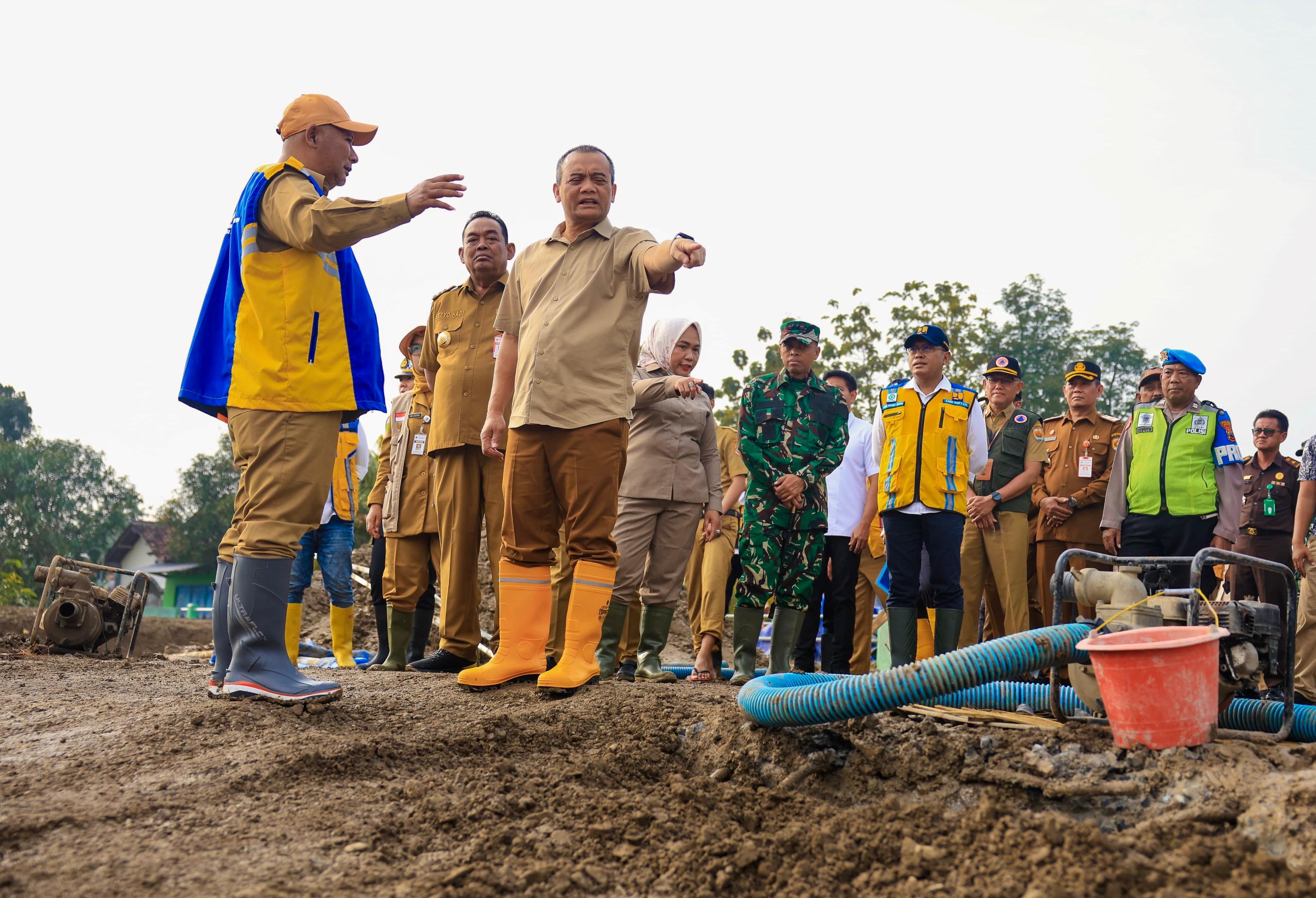 Gubernur Jawa Tengah, Ahmad Luthfi, turun langsung meninjau progres perbaikan di Desa Tinanding, Kecamatan Godong, Kabupaten Grobogan, Senin (2/2/2026). 
