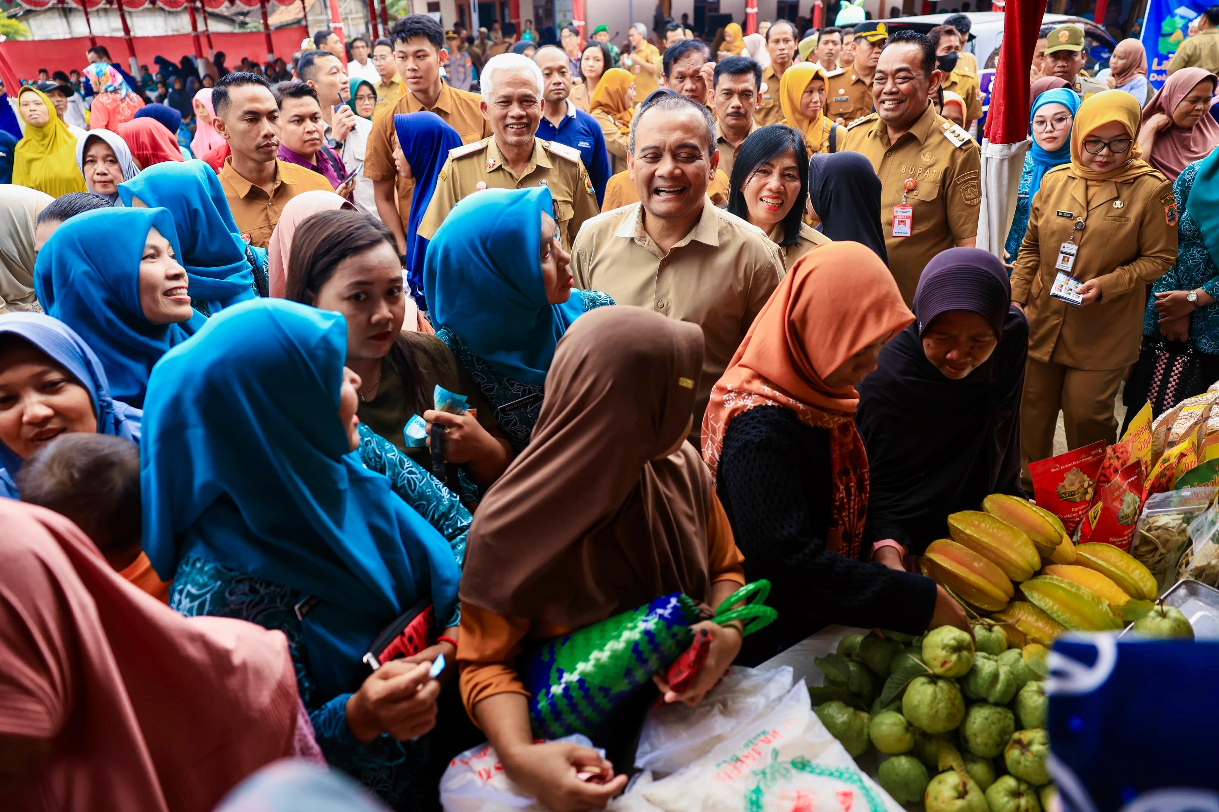 Gubernur Jateng Ahmad Luthfi berada di antara warga yang telah membeli kebutuhan di Gerakan Pangan Murah di Desa Mayahan, Kecamatan Tawangharjo, Kabupaten Grobogan, Senin (2/3/2026). 