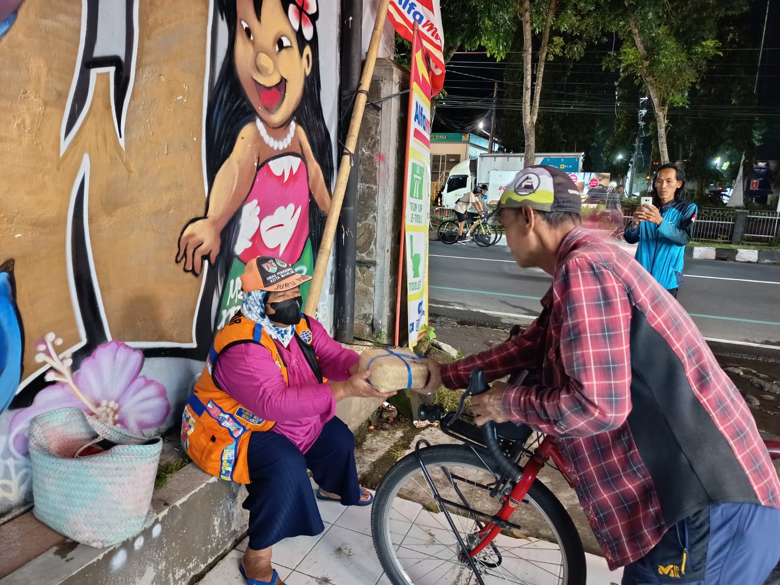 Puluhan pesepeda magelang bersepeda keliling kota sambil berbagi sembako dalam acara Magelang Last Friday Ride dengan tema bergerak dan berbagi. 