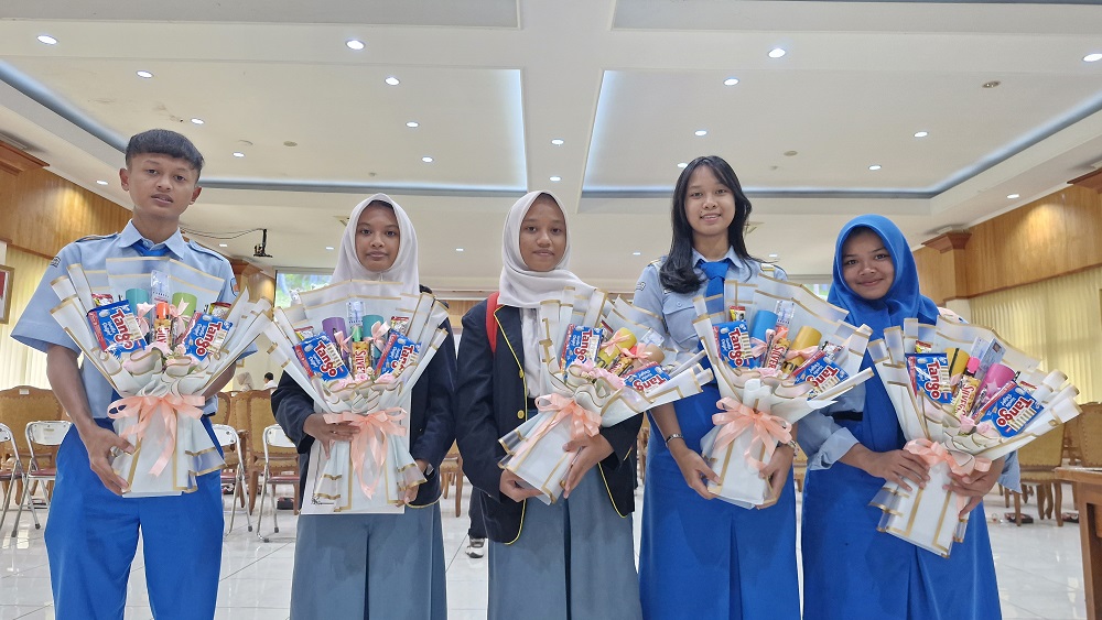 Pelajar di Kota Magelang yang berusia 17 tahun mendapatkan hadiah dari Disdukcapil Kota Magelang. 