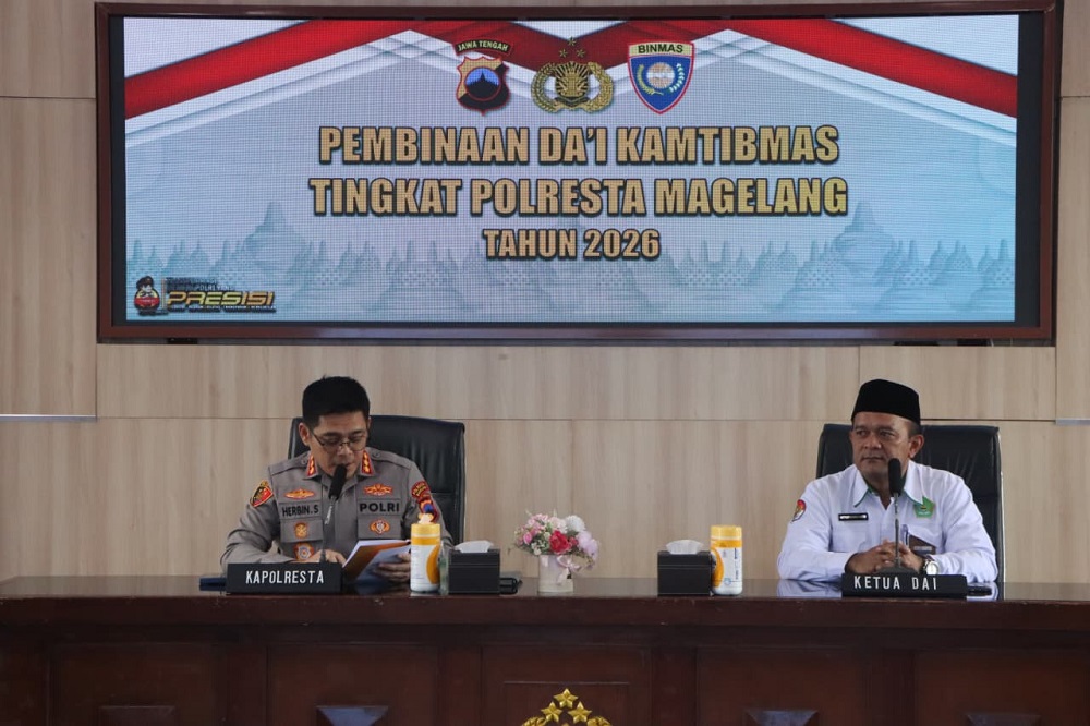 Kapolresta Magelang Kombes Pol Herbin Sianipar saat pembinaan dai untuk memperkuat kamtibmas yang kondusif di aula Mapolresta Magelang, Selasa (3/3/2026).   