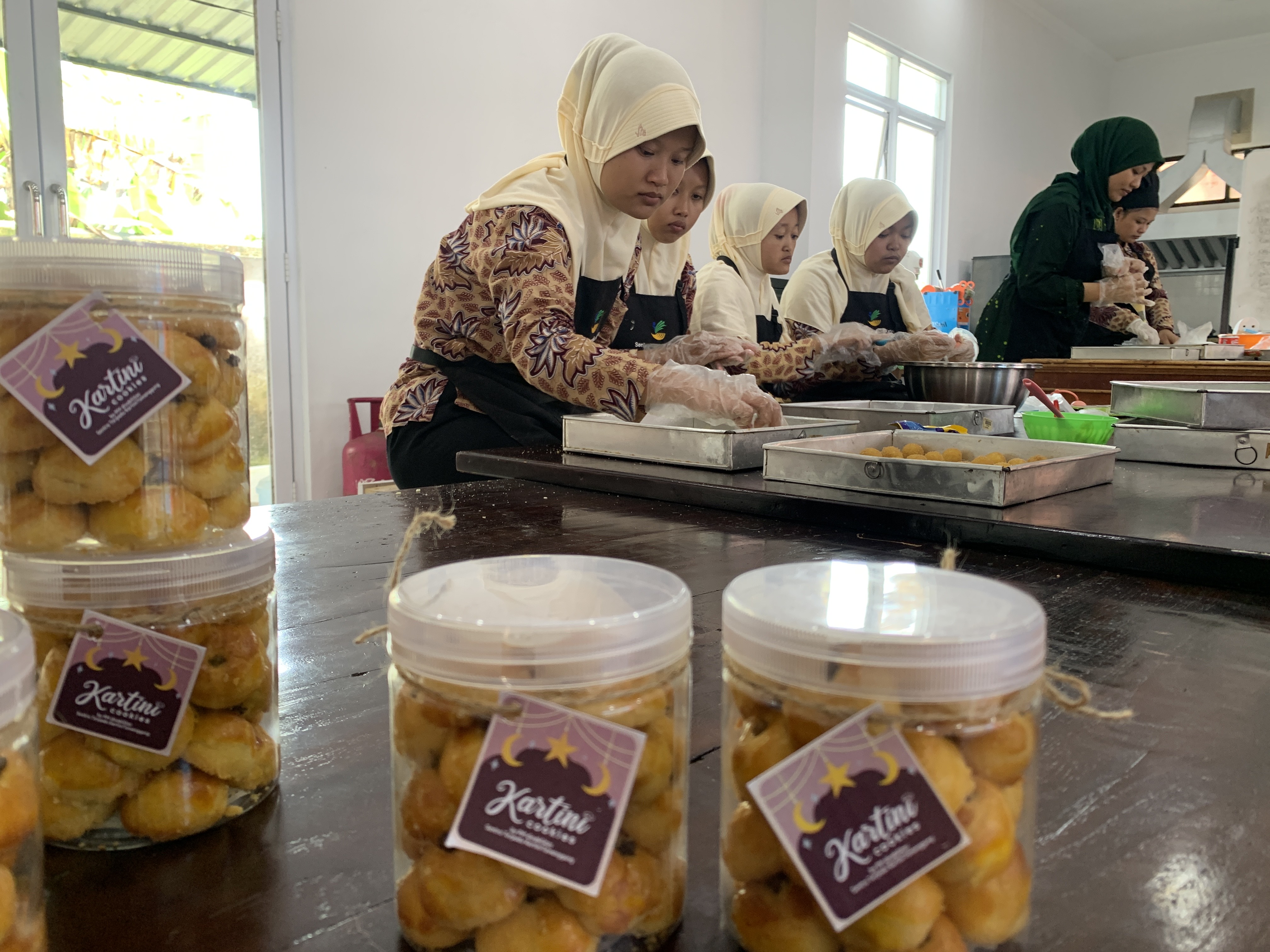 Penerima manfaat terampil membuat kue lebaran di Instalasi Produksi Sentra Terpadu Kartini Temanggung, Selasa (3/3). 