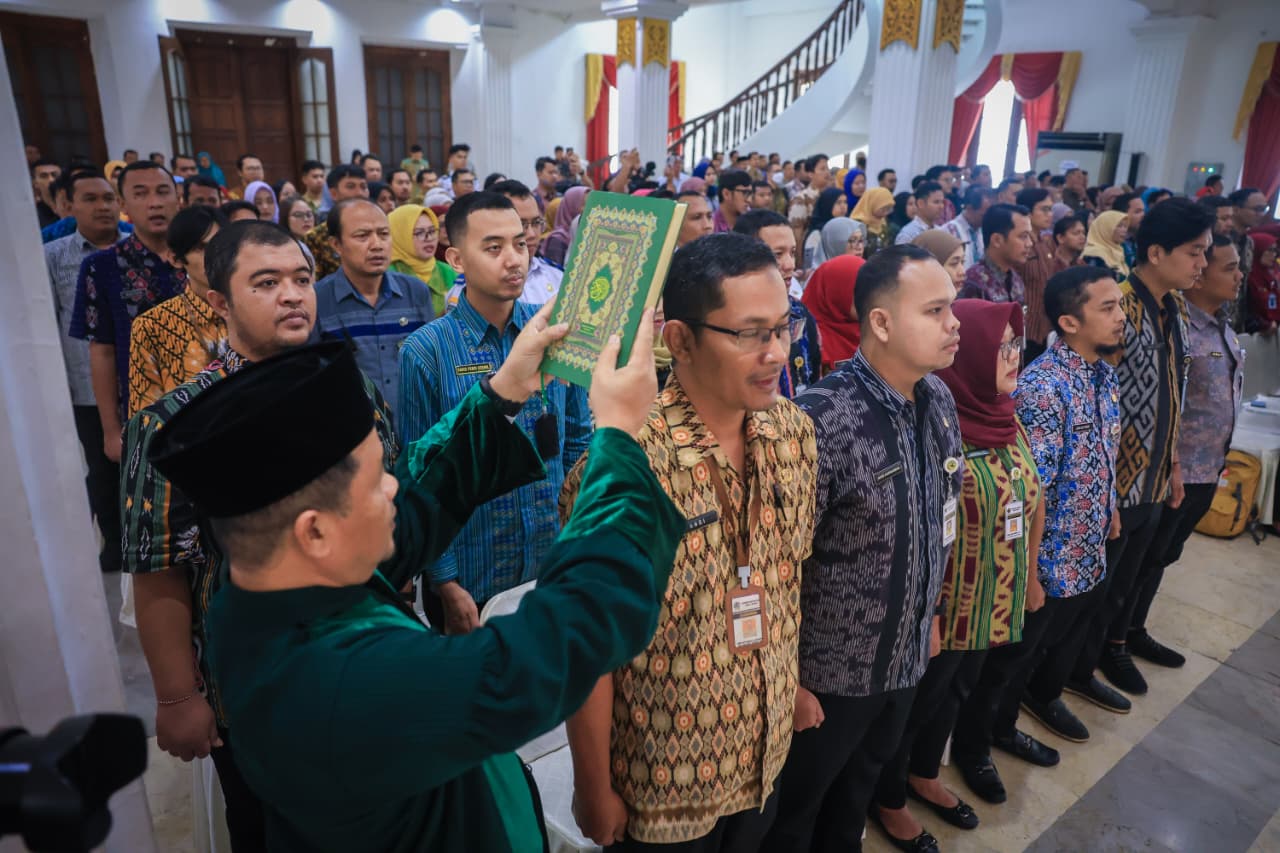 Kepala sekolah dan jabatan fungsional PNS dan PPPK diambil sumpah jabatabn dalam pelantikan dan penyerahan SK di Wisma Perdamaian Kota Semarang pada Selasa (3/3/2026). 