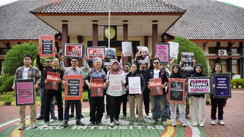 Orang tua ketiga terdakwa kasus pelanggaran UU ITE bersama para mahasiswa dan aktivis terus memberikan dukungan saat sidang di depan PN Magelang.  