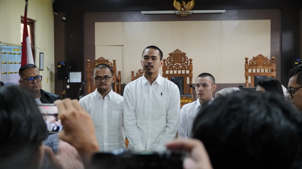Ketiga terdakwa adalah Enrille Championy Geniosa, Purnomo Yogi Antoro, dan Muhammad Azhar Fauzan.