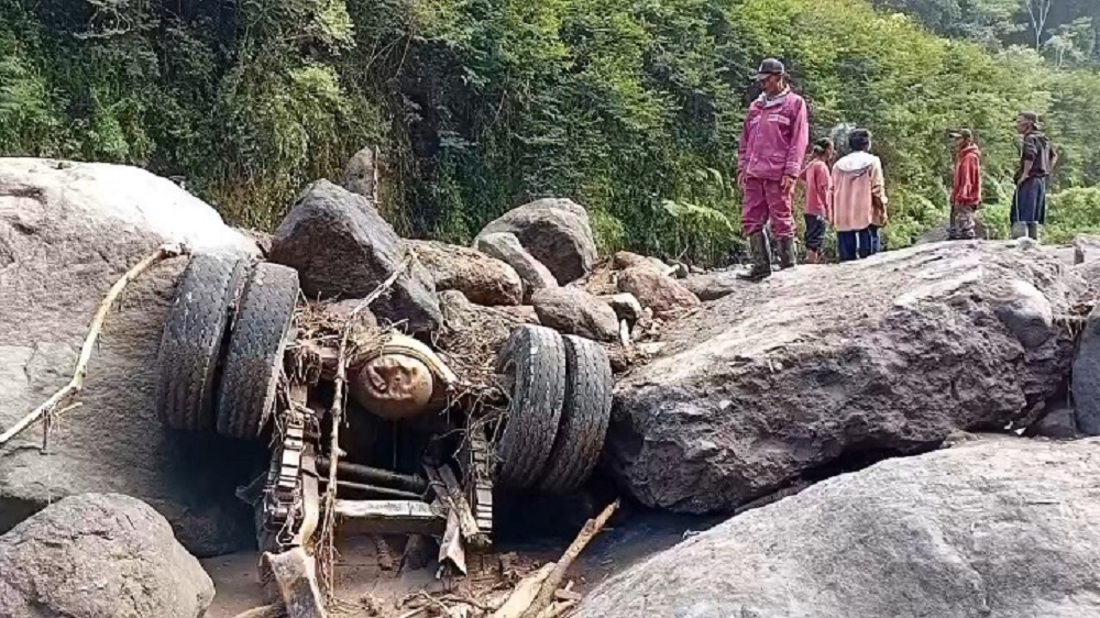 Roda mobil yang terseret banjir lahar dingin di Sungai Senowo yang berhulu di Gunung Merapi, Rabu (4/3/2026).   