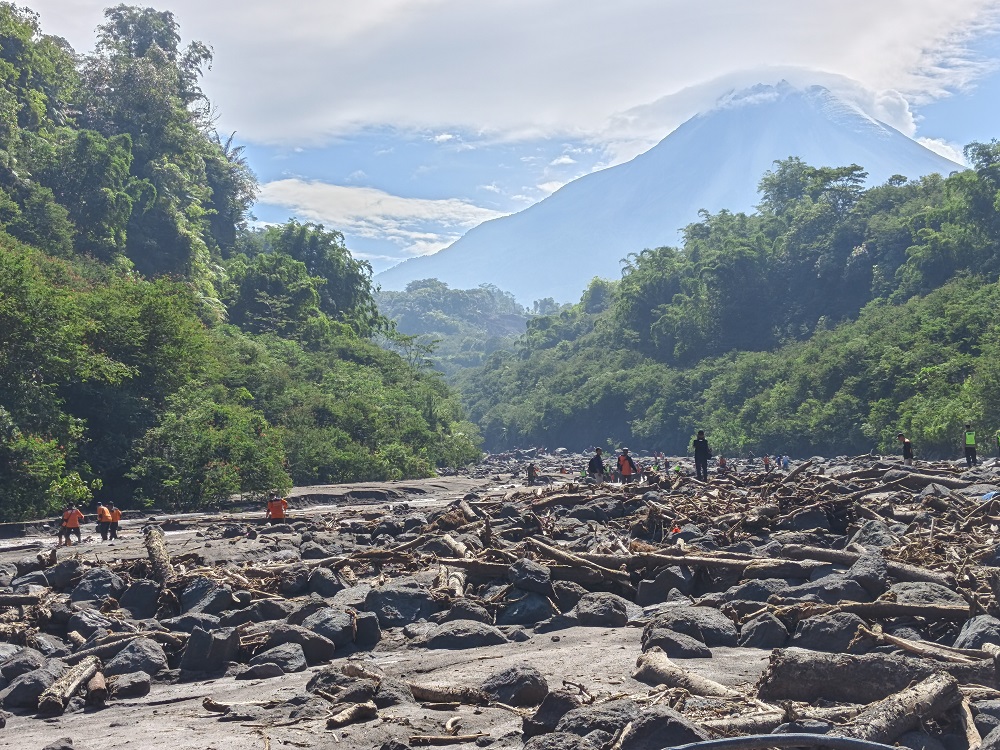 Proses pencarian sejumlah korban yang terseret banjir lahar dingin di Sungai Senowo yang berhulu di Gunung Merapi, Rabu (4/3/2026).