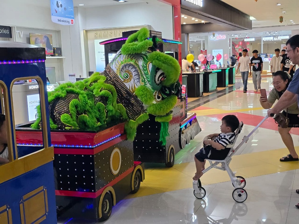 Barongsai mengundang perhatian pengunjung dengan menaiki kereta&nbsp;mini keliling Artos Mall.  &nbsp;