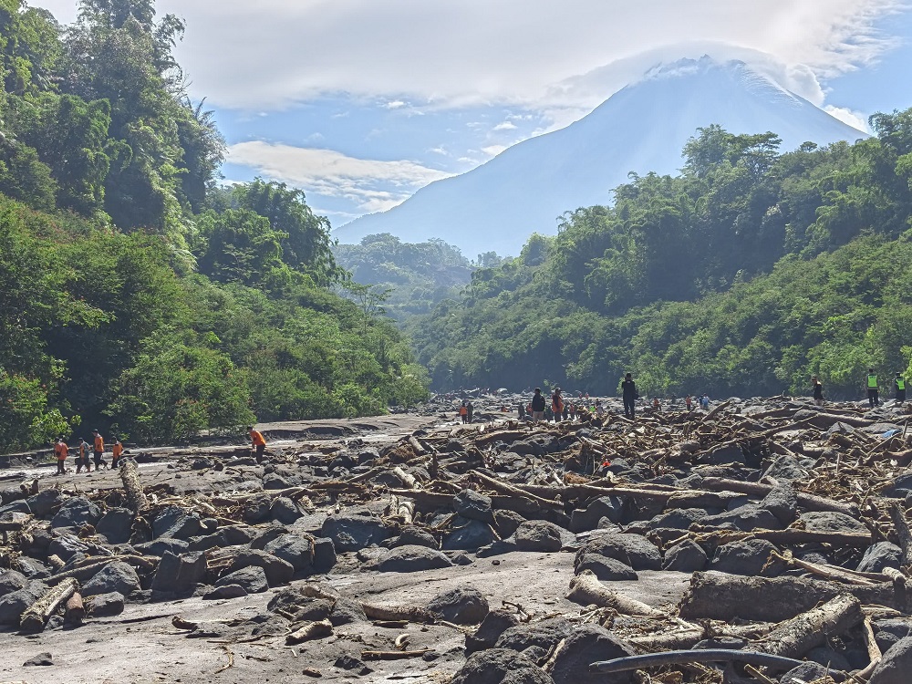 &nbsp;Proses pencarian korban yang terseret banjir lahar dingin di Sungai Senowo dan roda mobil di antara bebatuan.  