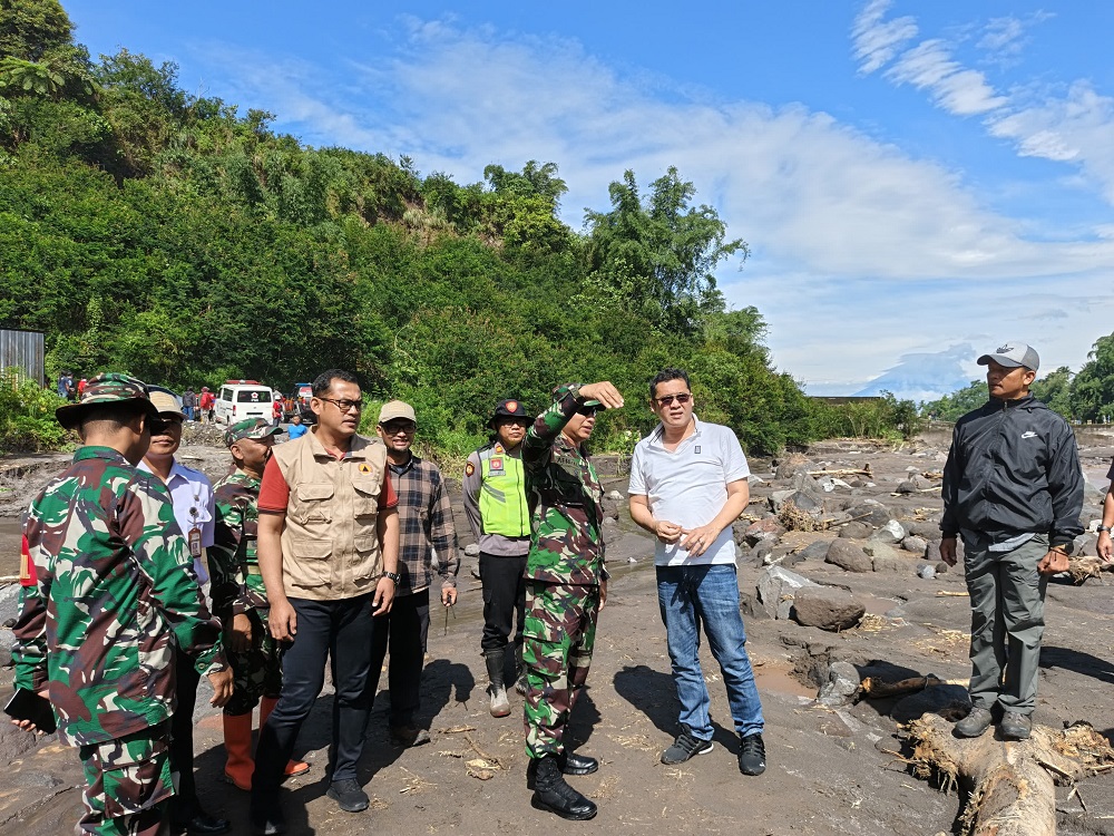 Bupati Magelang Grengseng Pamuji dan Dandim 0705 Magelang, Rabu (4/3) pagi mengcek lokasi pencarian korban hanyut akibat banjir lahar di Sungai Senowo.