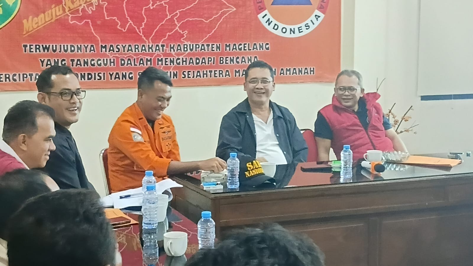 Anggota DPR RI  Fraksi PDI Perjuangan Wibowo Prasetyo (kanan) bersama Bupati Magelang Grengseng Pamuji di Kantor BPBD Kabupaten Magelang, Rabu (4/3) dini hari.