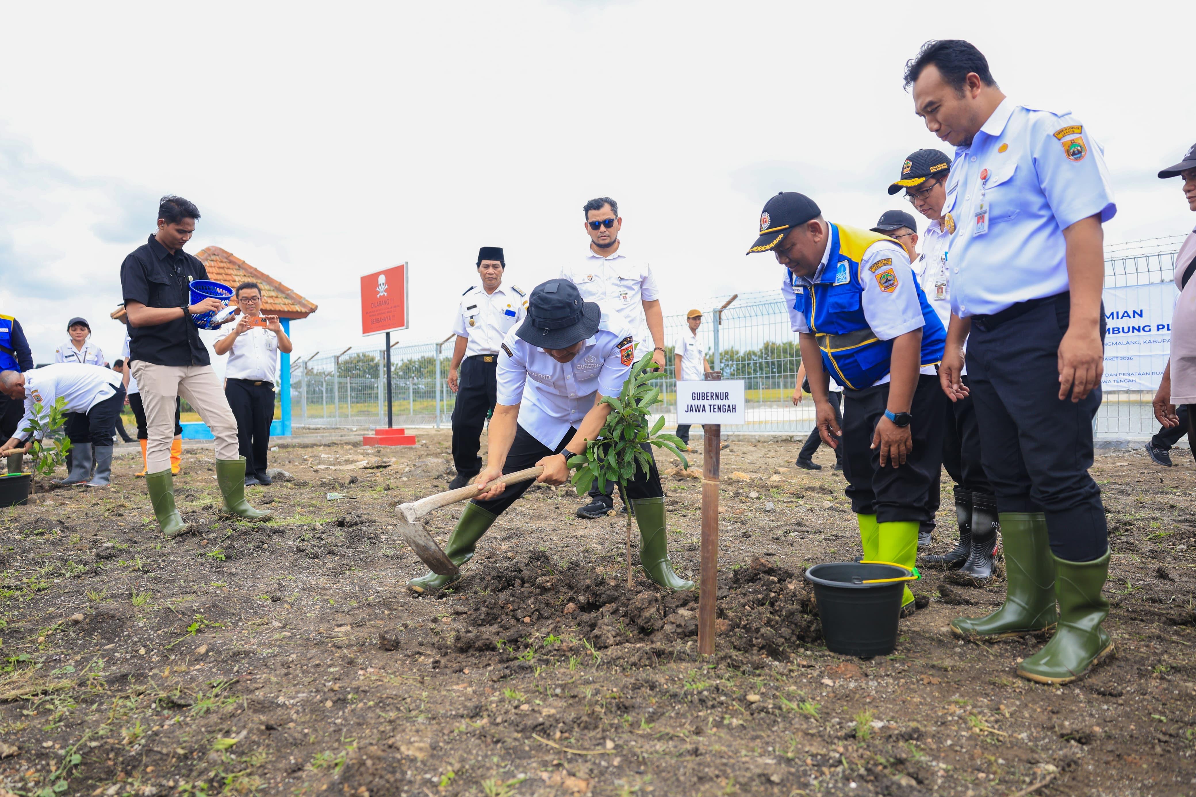 Gubernur Jawa Tengah Ahmad Luthfi  menanam di pinggir Embung Plosorejo di Desa Guworejo, Kecamatan Karangmalang, Kabupaten Sragen, Rabu (4/3/2026) yang baru diresmikan. 