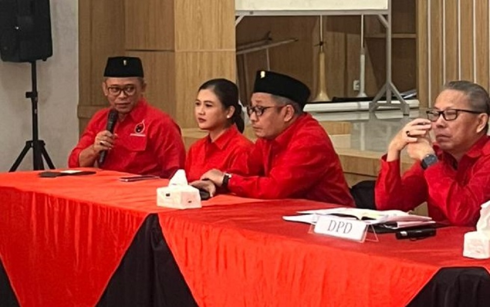 Anggota DPR RI Fraksi PDI Perjuangan Wibowo Prasetyo (kiri) saat hadir di roadshow konsolidasi ke seluruh DPC se-Jawa Tengah di Purworejo.