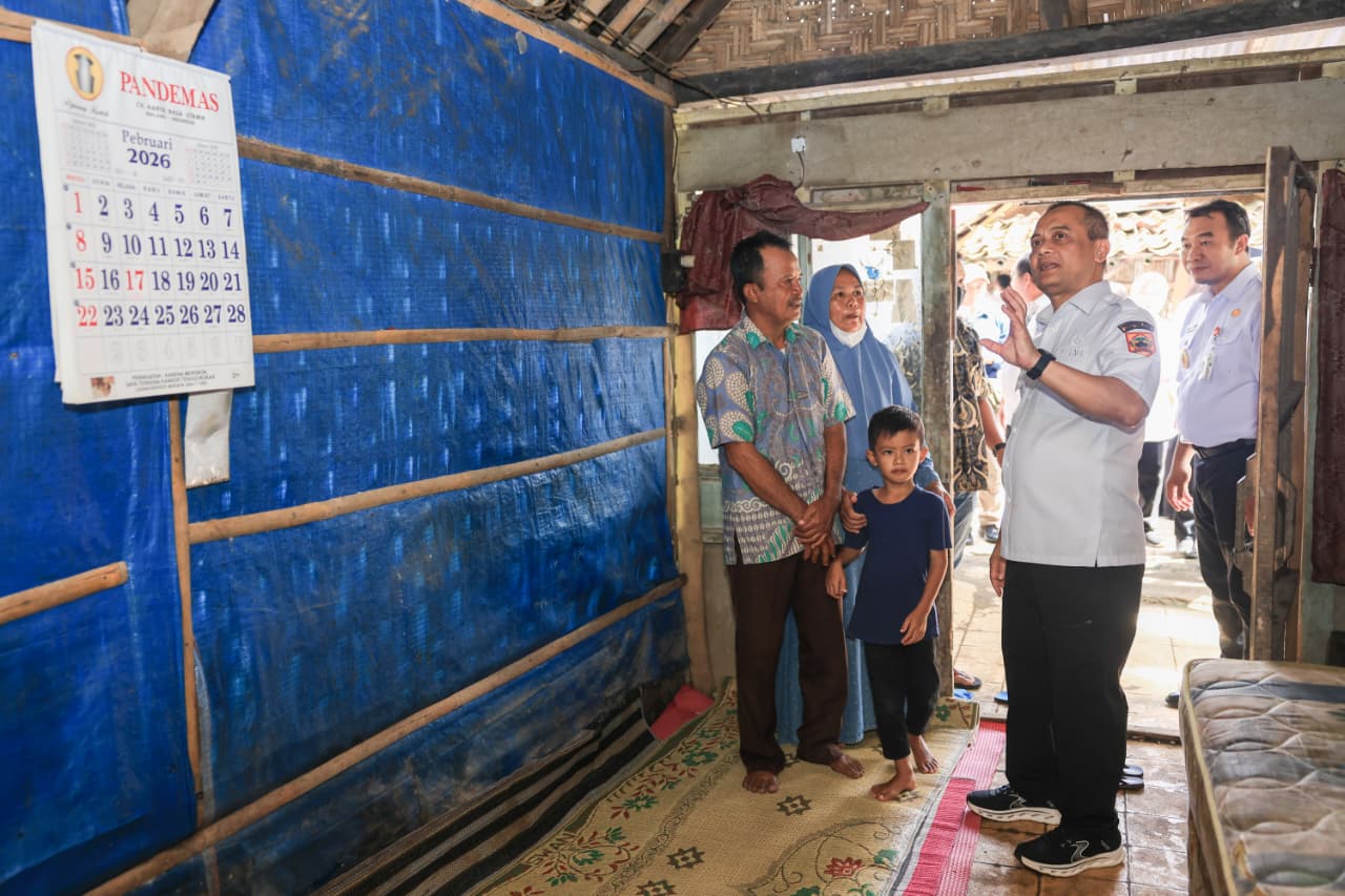 Gubernur Ahmad Luthfi mengunjungi rumah Sukri di Dusun Plumbon, Desa Gondang, Kecamatan Gondang, Kabupaten Sragen Rabu (4/3/3036). Sukri salah satu penerima bantuan program RLTH. 
