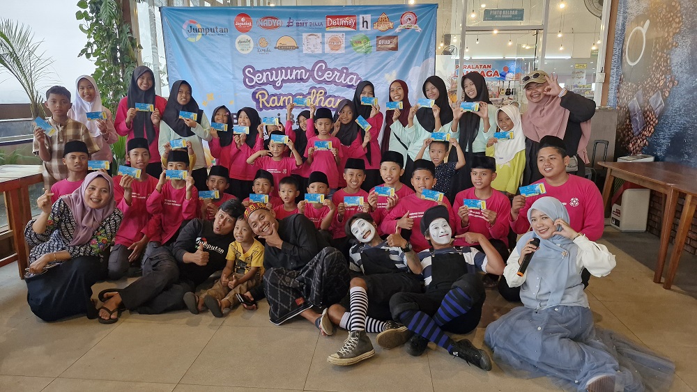 Tim Jumputan berfoto bersama dengan anak yatim dan piatu yang menerima program belanja baju Lebaran 1447 Hijriah, Kamis (5/3/2026).&nbsp;