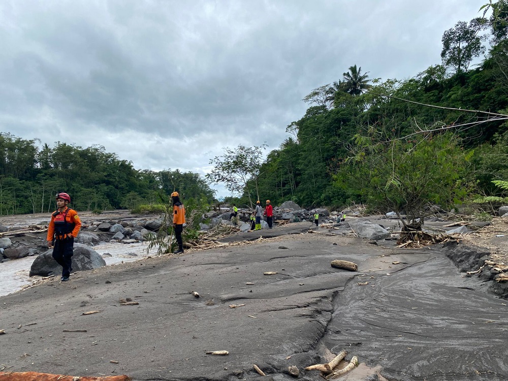 Proses pencarian dua korban yang hanyut terseret banjir lahar dingin di Sungai Senowo yang berhulu di Gunung Merapi Magelang kembali dilanjutkan.  