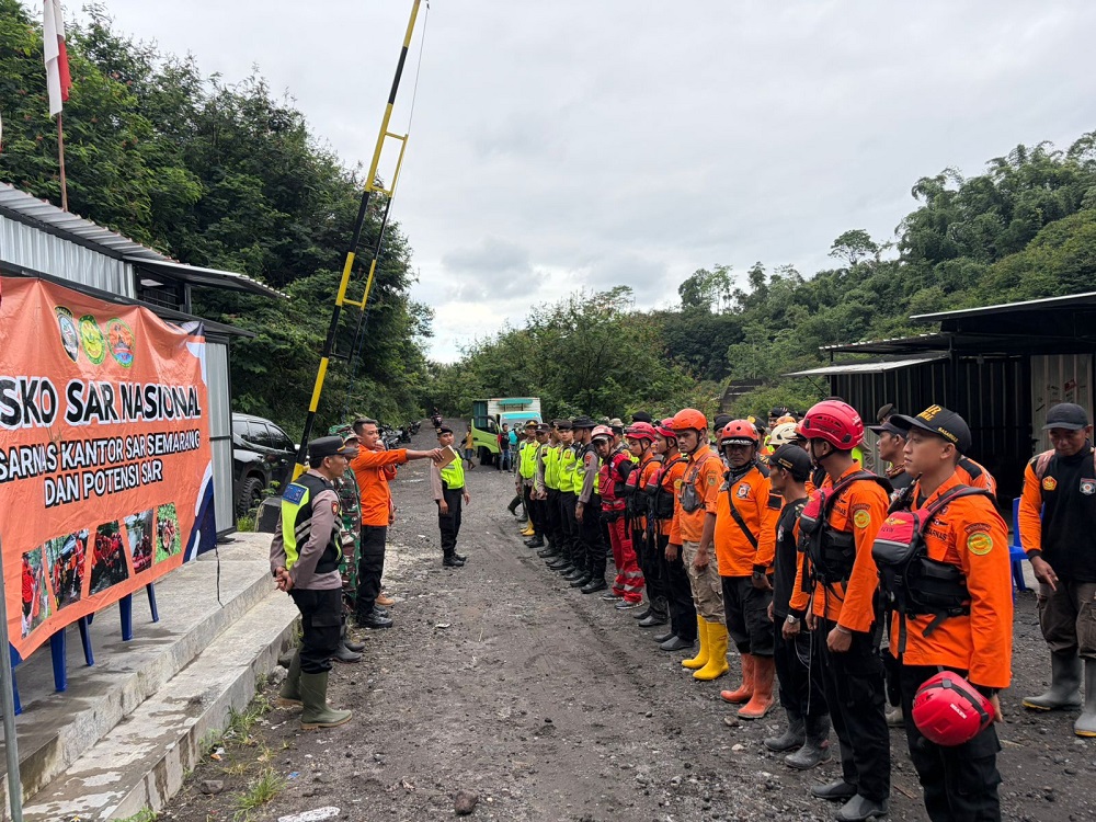 Proses pencarian dua korban yang hanyut terseret banjir lahar dingin di Sungai Senowo yang berhulu di Gunung Merapi Magelang kembali dilanjutkan.  