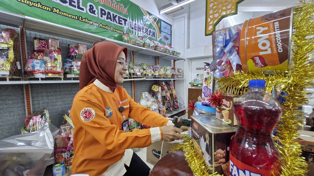 Karyawan Trio Plaza Magelang tengah sibuk merangkai parsel&nbsp; Lebaran, Rabu (5/3/2026).&nbsp;  &nbsp;