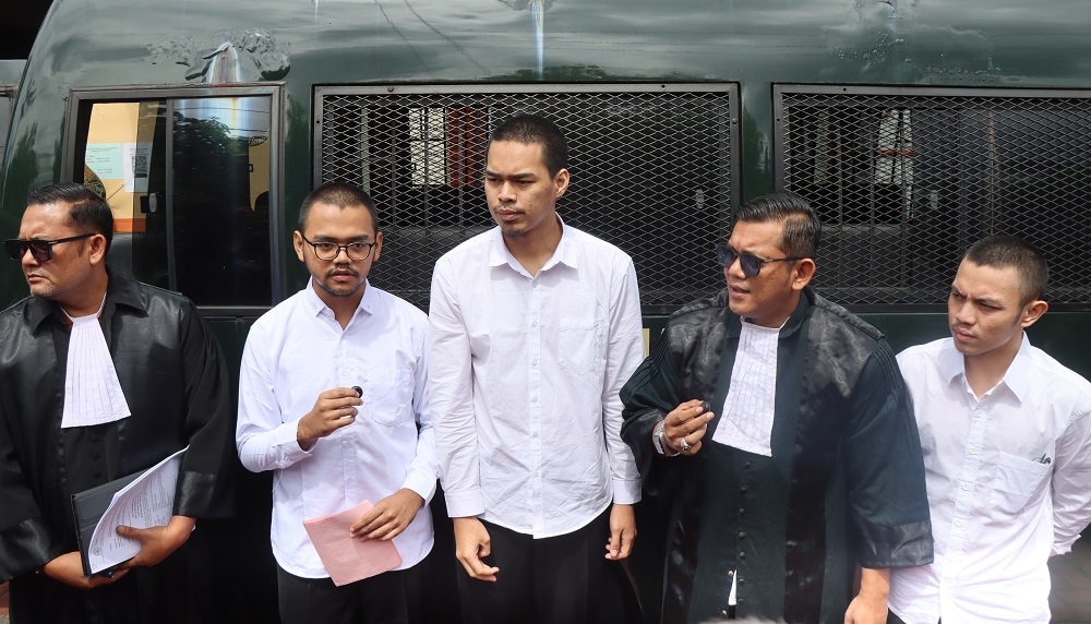 Terdakwa Muhammad Azhar Fauzan, Purnomo Yogi Antoro, dan Enrille Championy Geniosa bersama kuasa hukum memberikan keterangan.  