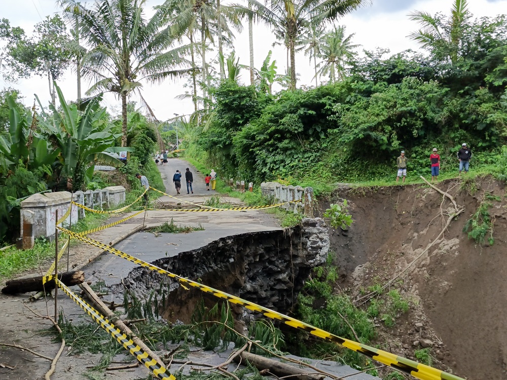 Jalan penghubung antara Desa Sewukan dan Desa Paten, Kecamatan Dukun mengalami longsor.  