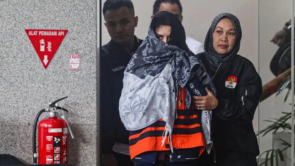 Bupati Pekalongan Fadia Arafiq mengenakan rompi oranye setelah resmi ditetapkan sebagai tersangka oleh KPK, Rabu (3/3).&nbsp; 