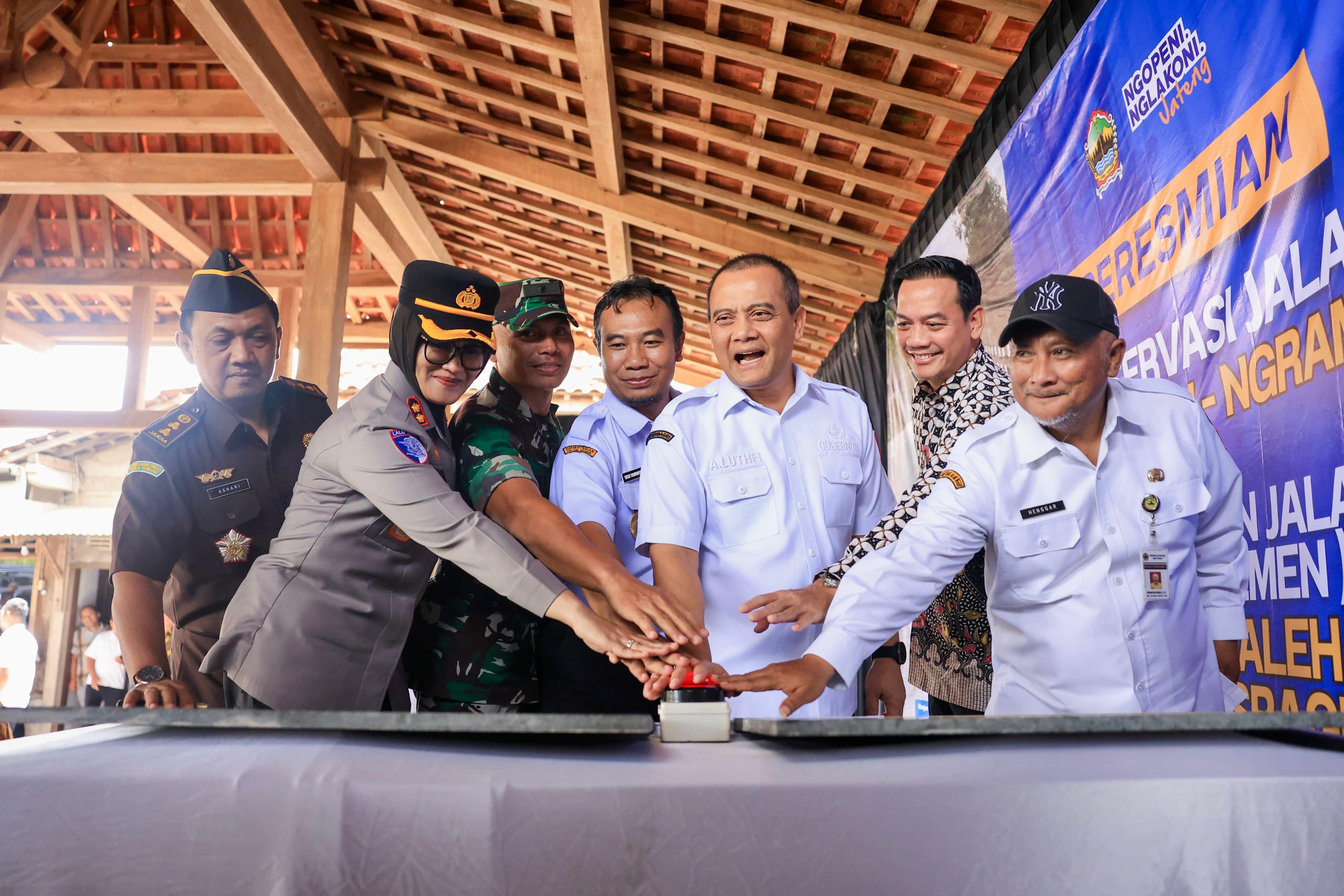 Gubernur Ahmad Luthfi bersama forkompimda Sragen meresmikan peningkatan dan preservasi ruas jalan Kuwu-Galeh hingga Galeh-Ngrampal di Kabupaten Sragen, Rabu (4/3/2026).