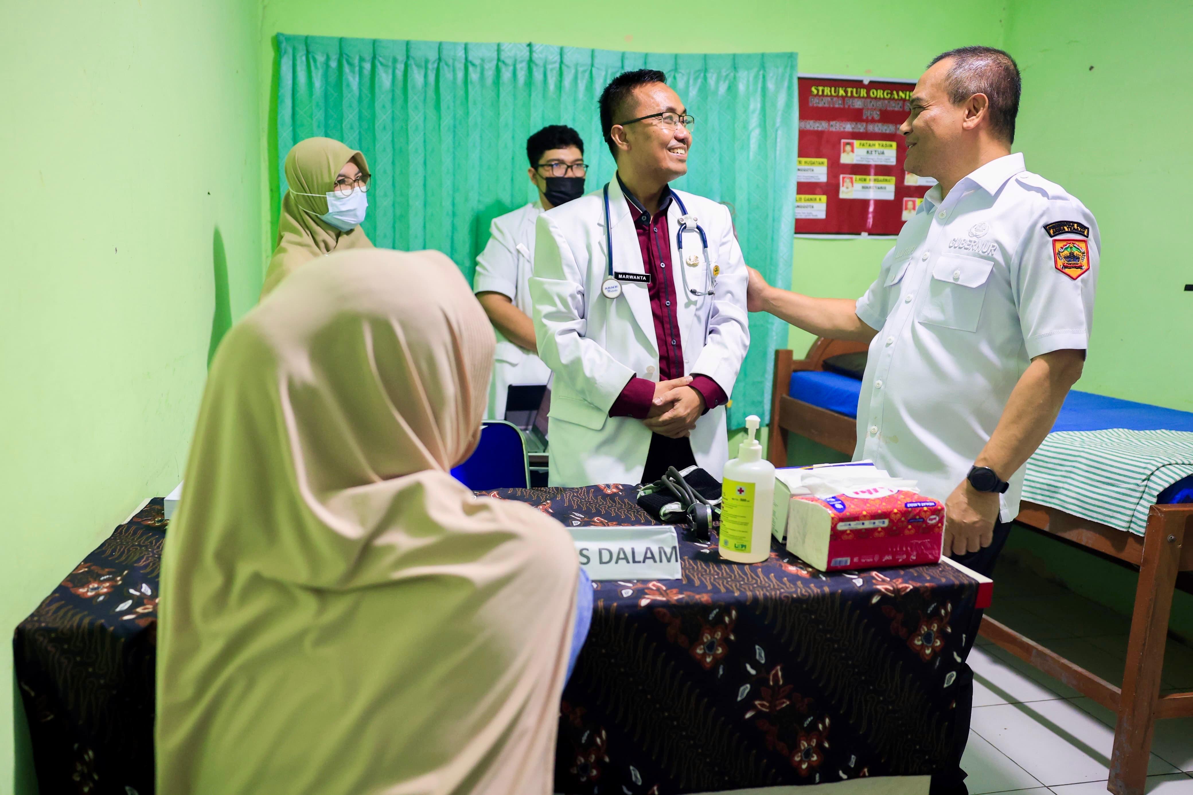 Gubernur Ahmad Luthfi berbincang dengan dokter dalam acara layanan kesehatan speling di Desa Gondang Kecamatan Gondang Sragen, Rabu (4/3/2026).