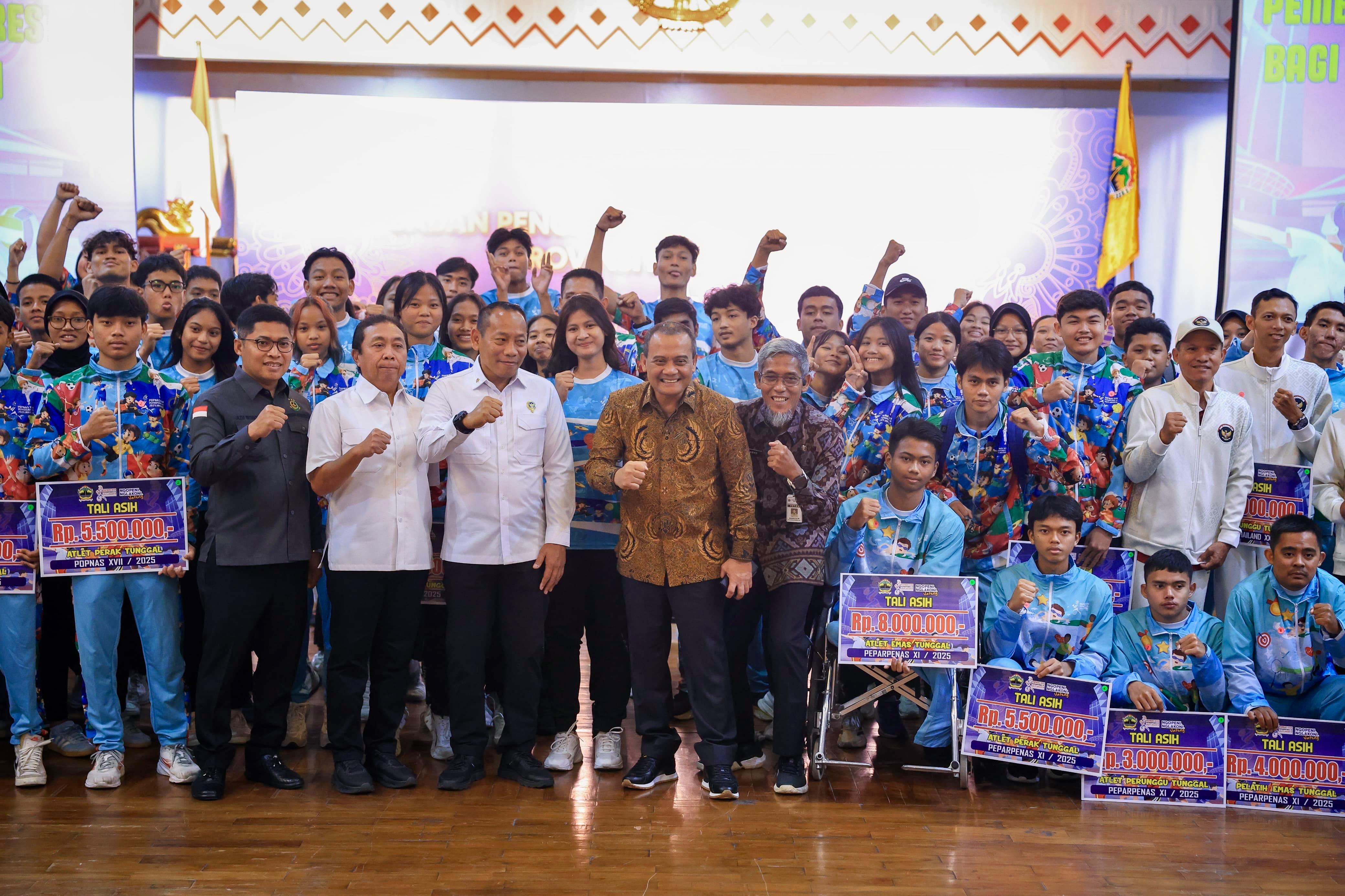 Atlet dan pelatih berprestasi di ajang multievent nasional maupun internsional menerima tali asih dari Pemprov Jateng, Kamis (5/3/2026).