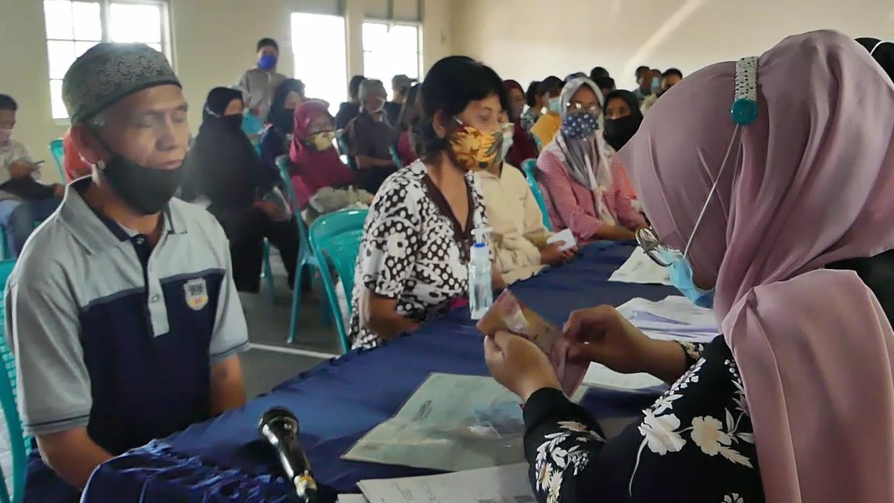 Warga Temanggung tengah mengambil bantuan sosial di kantor Dinsos setempat.
