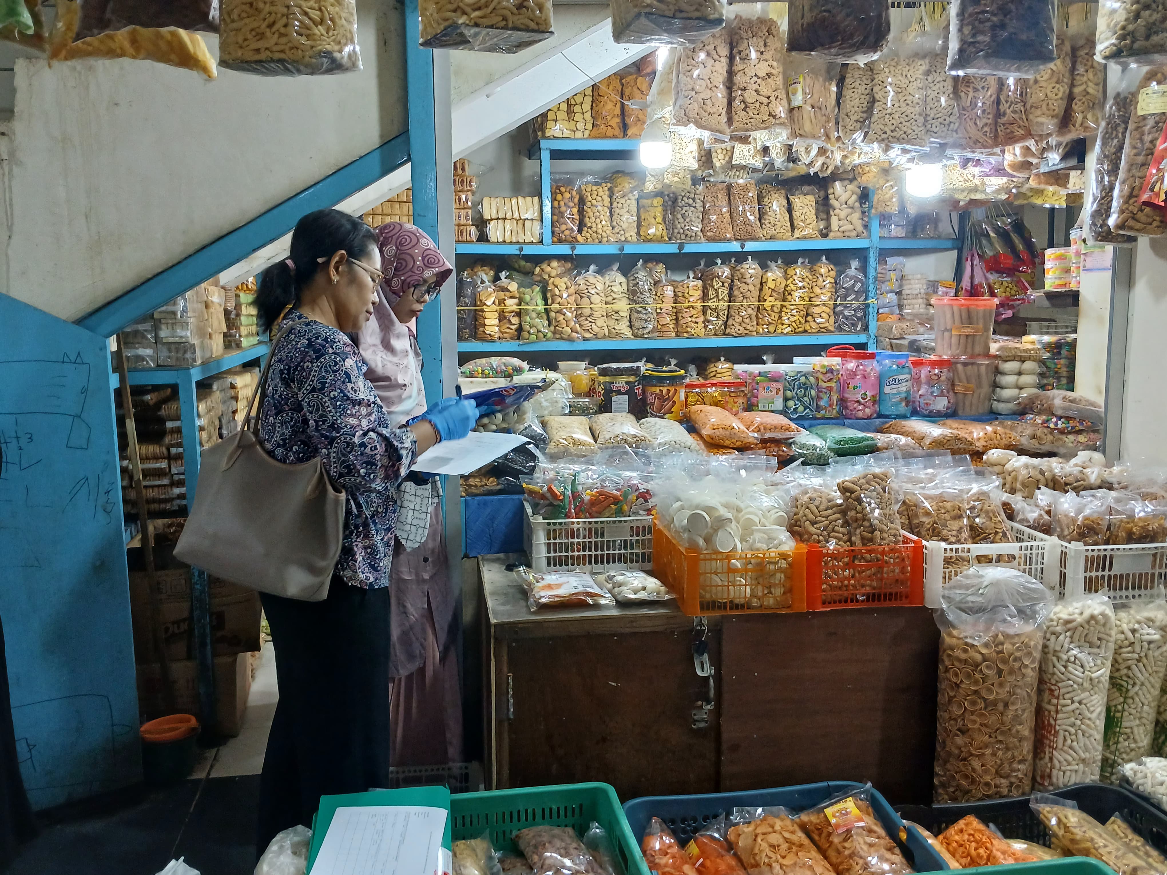 BPJPH Jawa Tengah tengah memeriksa produk makanan minuman di Pasar Induk Wonosobo, kemarin (3/3/2026).&nbsp;