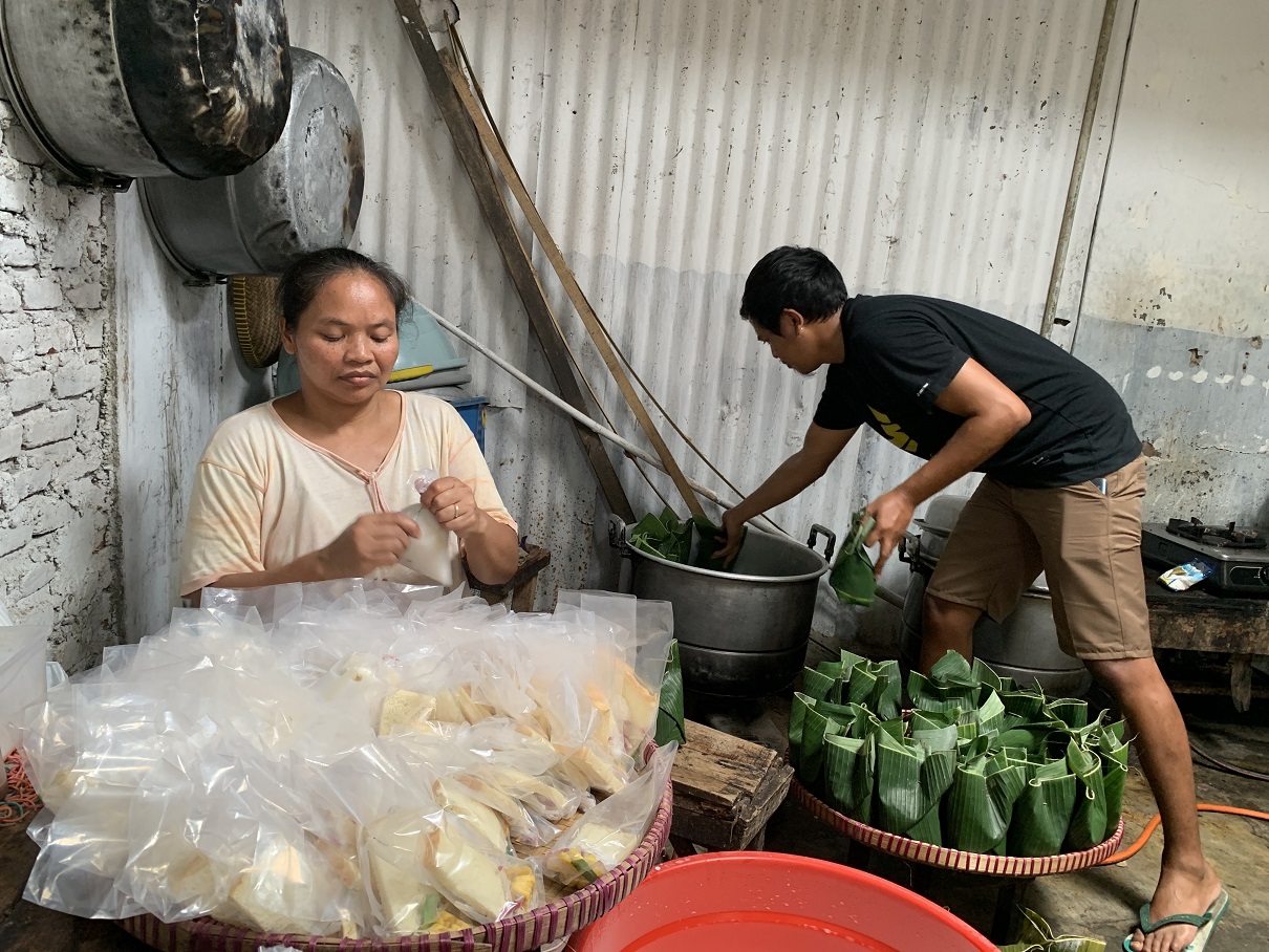 Proses pembuatan pipes kopyor di dapur produksi di Kelurahan Kertosari, Temanggung.