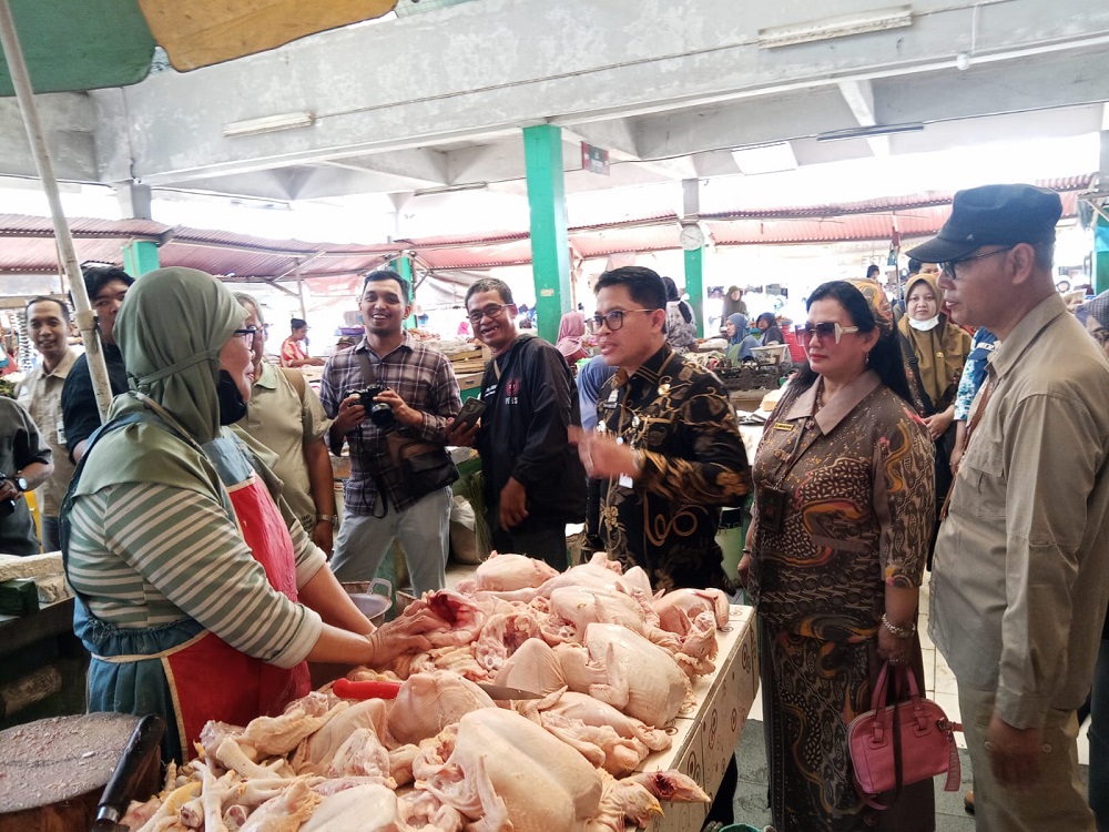 Wali Kota Magelang Damar Prasetyono meninjau Pasar Rejowinangun untuk mengecek harga pokok masyarakat, Jumat (6/3/2026).  &nbsp;