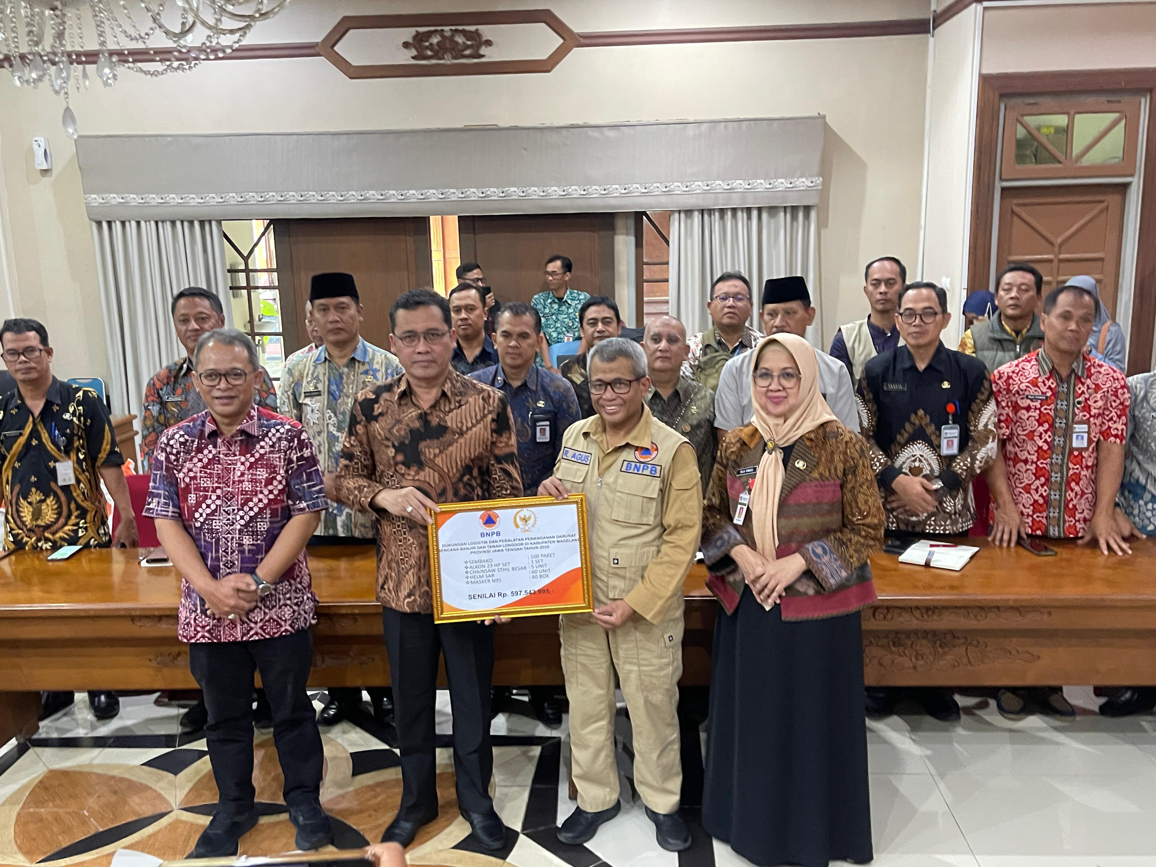 Direktur Sistem Penanggulanguan Bencana BNPB Agus Wibowo secara simbolis menyerahkan bantuan Rp600 juta kepada Bupati Magelang Grengseng Pamuji disaksikan Anggota Komisi VIII DPR RI Wibowo Prasetyo.