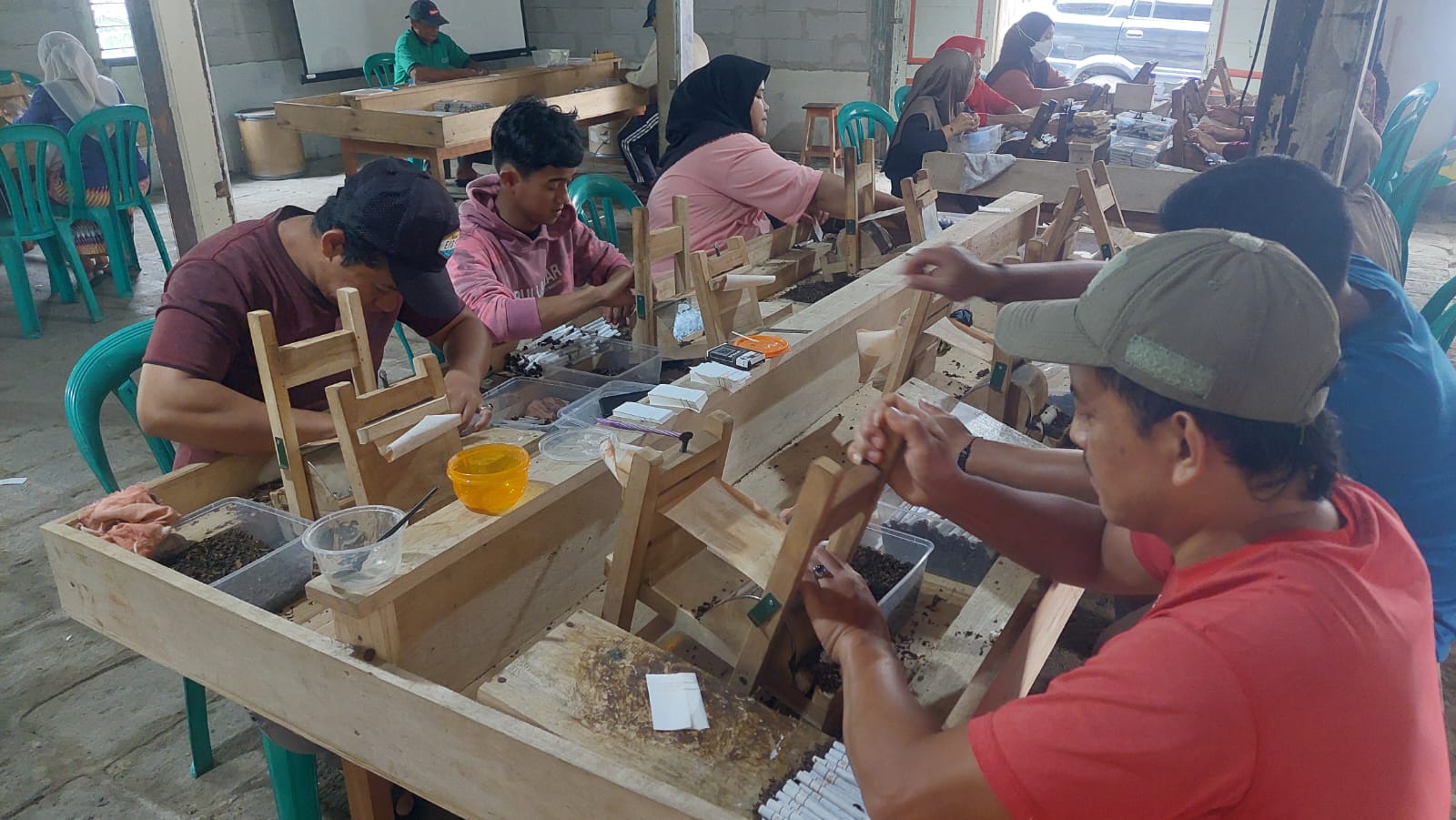 Peningkatan kapasitas SDM industri rokok sigaret kretek tangan di CV Cipta Abadi, Serang, Keluarhan Wonosobo, Selomerto pada 25 Februari hingga 3 Maret 2026.
