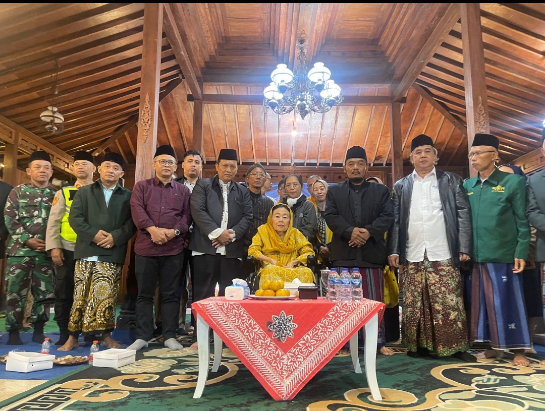 Tokoh nasional Sinta Nuriyah Abdurrahman Wahid saat kegiatan sahur bersama kaum duafa dan lintas kepercayaan yang dihadiri Anggota DPR RI Fraksi PDI Perjuangan Wibowo Prasetyo.