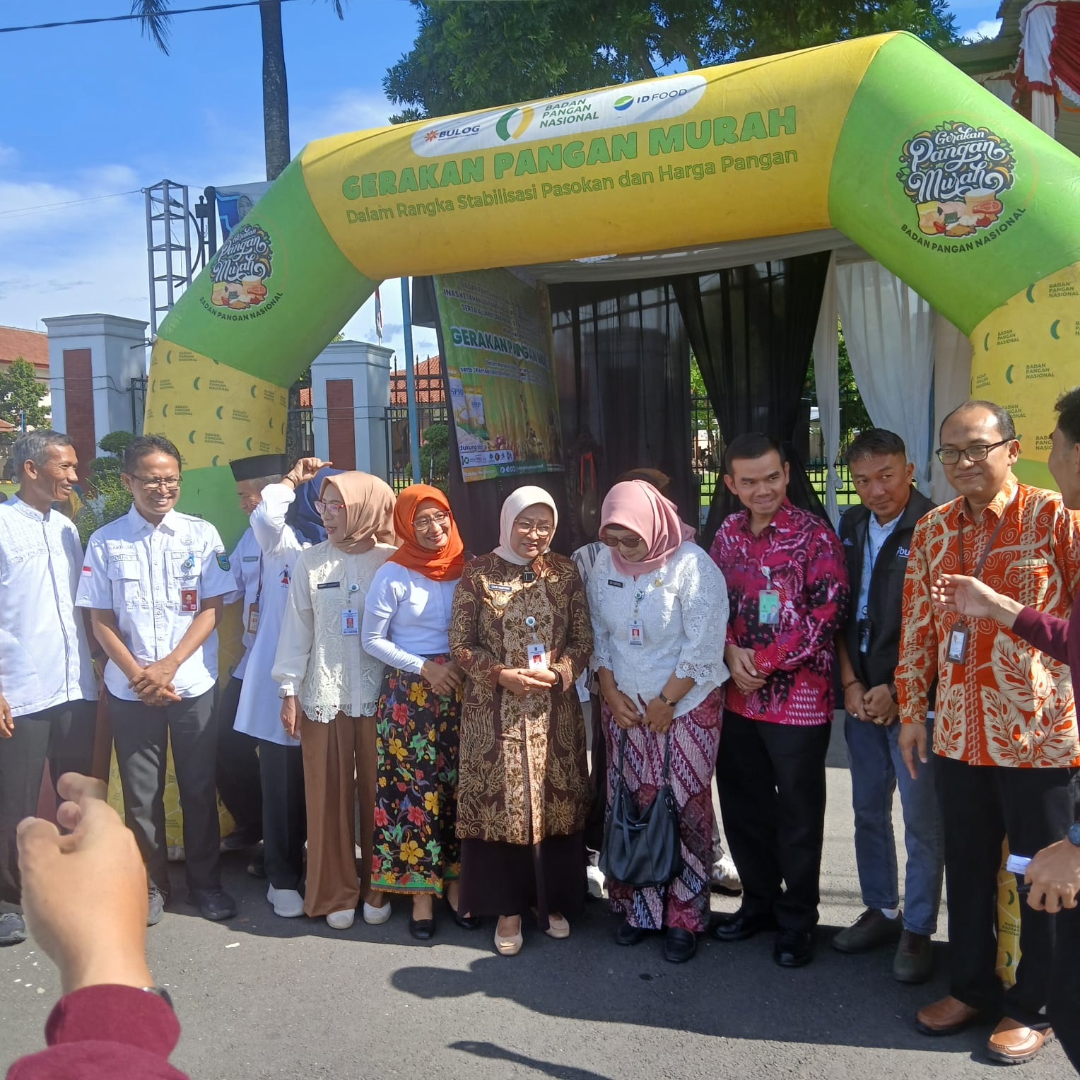 Gerakan Pangan Murah yang diadakan di halaman Pendopo Kabumien Kebumen dihadiri Bupati Kebumen Lilis Suryani, Kepala Bulog Cabang Magelang M Ihsan Suraadilaga, Jumat (6/3/2026).