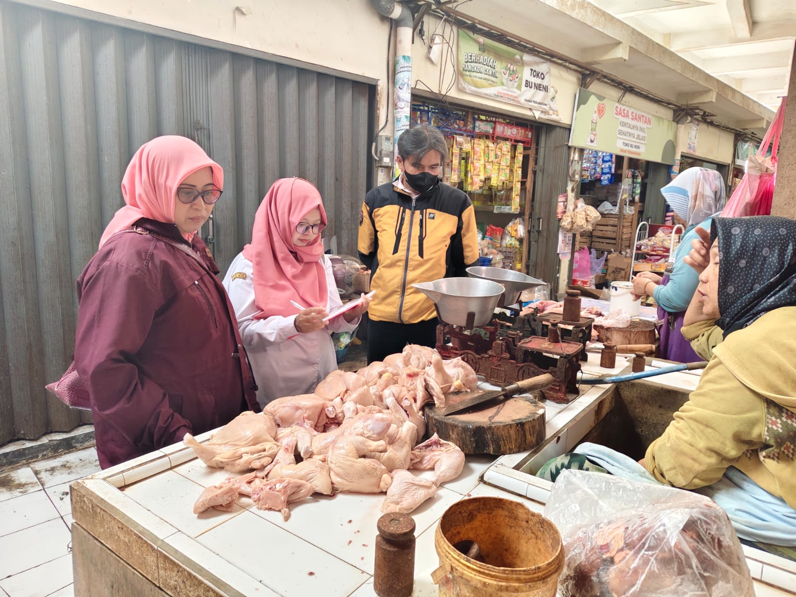 Petugas melakukan pengecekan daging di Pasar Kliwon Temanggung.