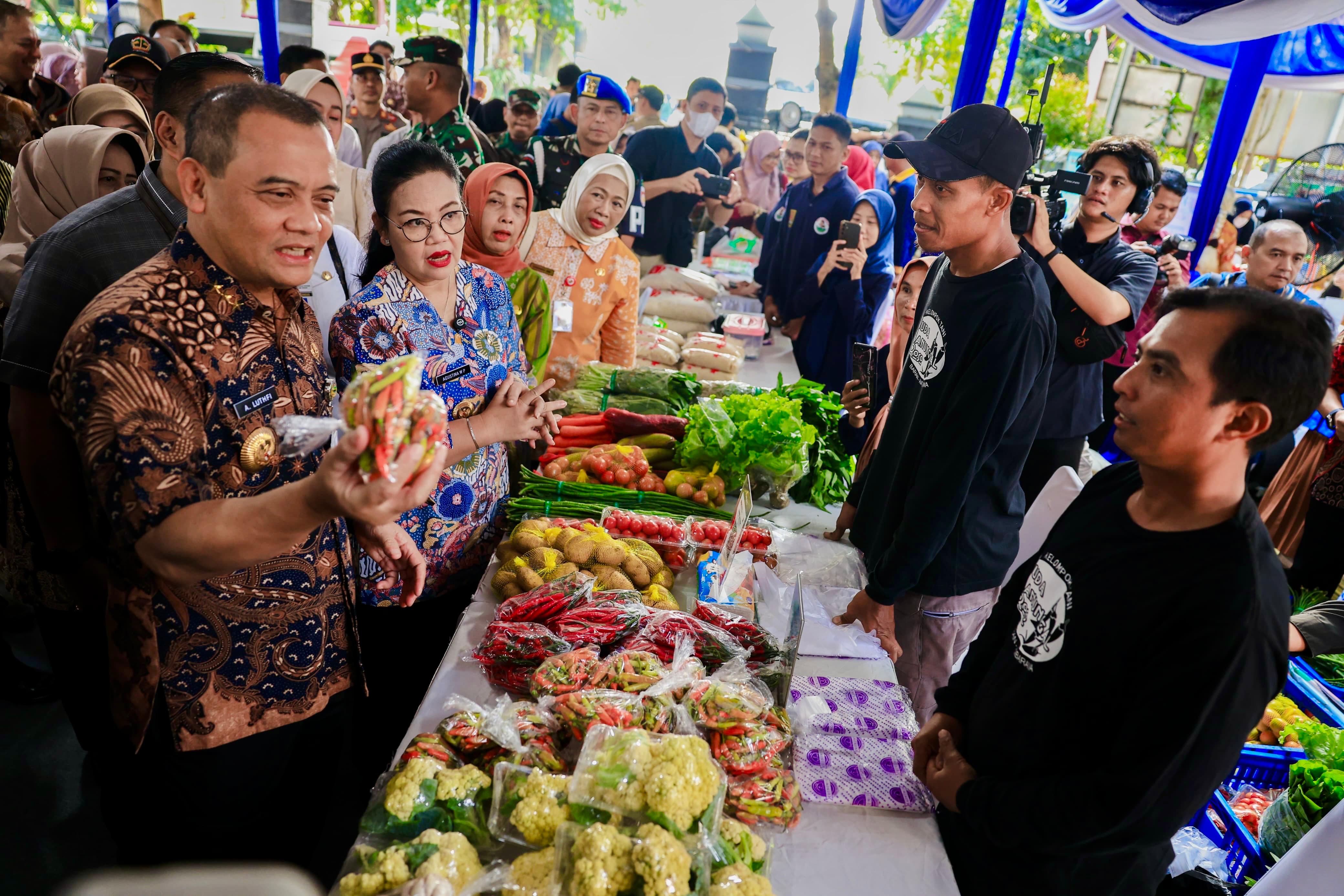 Gubernur Ahmad Luthfi bersama Wali Kota Semarang Agustina Wilujeng melihat stan gerakan pangan murah di Kantor Kecamatan Semarang Barat, Kota Semarang, Jumat (6/3/2026).