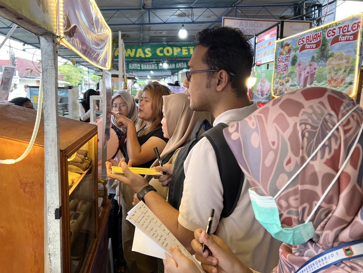 Petugas dari Dinkes Wonosobo memantau makanan yang dijual di pujasera kompleks Al Mansyur.