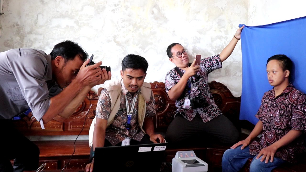 Petugas Disdukcapil Temanggung saat melayani perekaman KTP-el bagi warga yang memiliki keterbatasan.