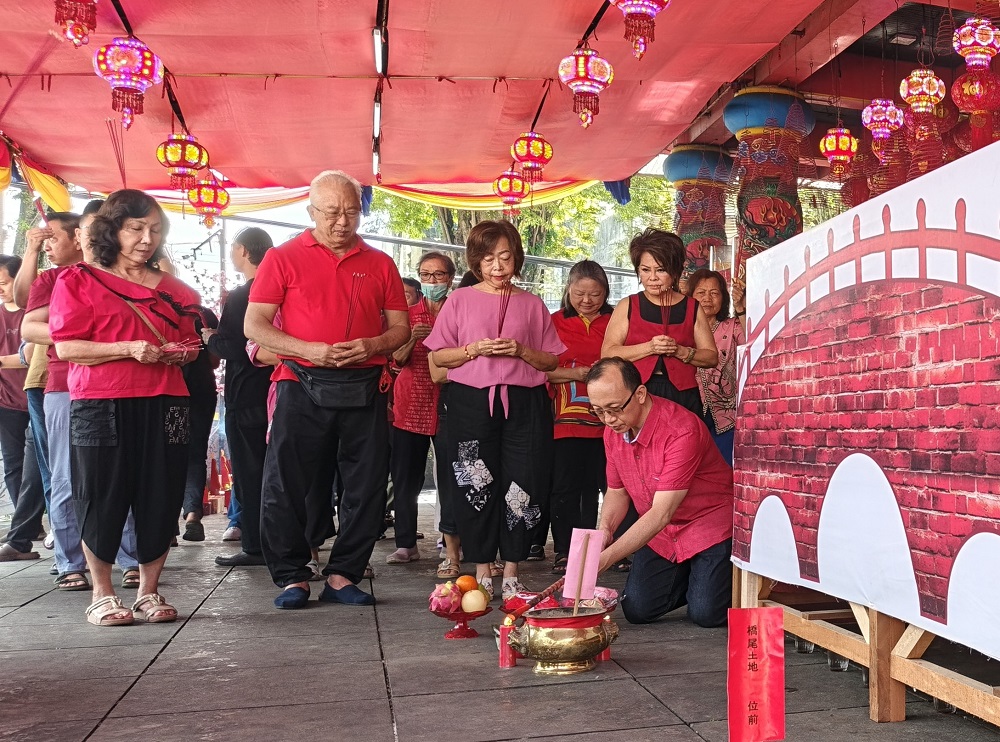 Sejumlah umat Tri Dharma Liong Hok Bio Kota Magelang mengikuti proses ritual Ci Swak dengan khidmat.&nbsp;  &nbsp;